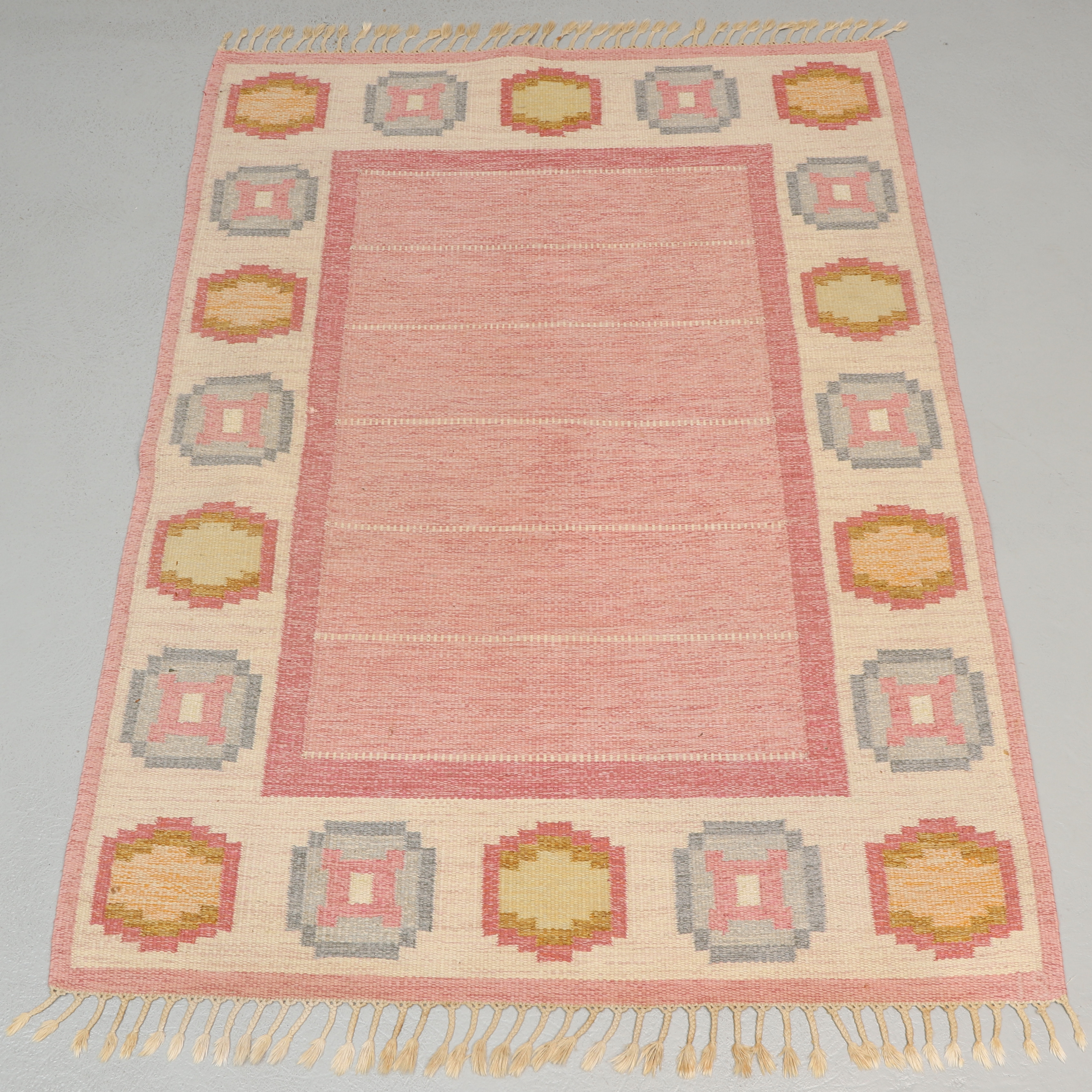 INGEGERD SILOW. Matta, rölakan, rosa, signerad IS, ca 233x170 cm.