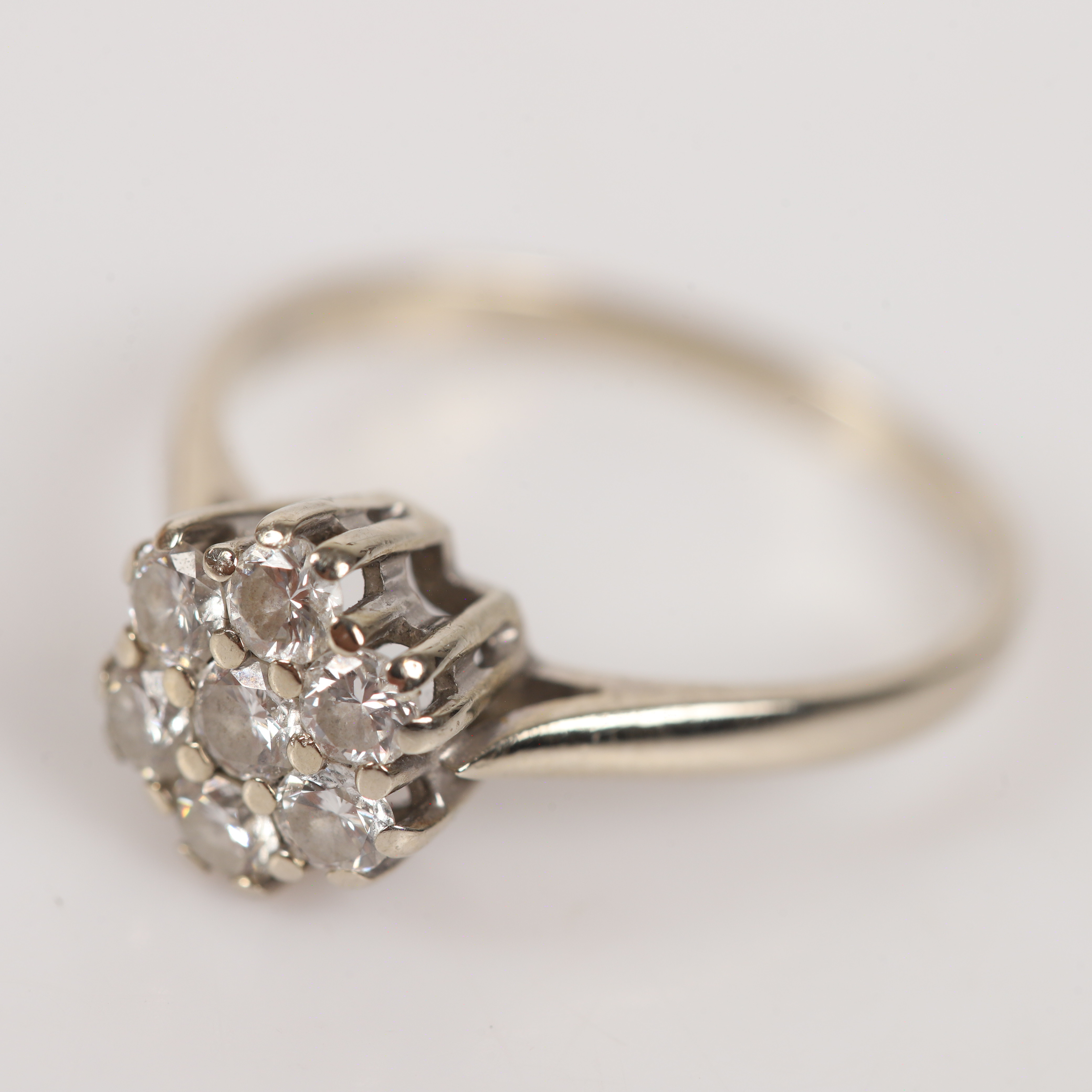 CARMOSERING, 14 K vitguld med briljantslipade diamanter.