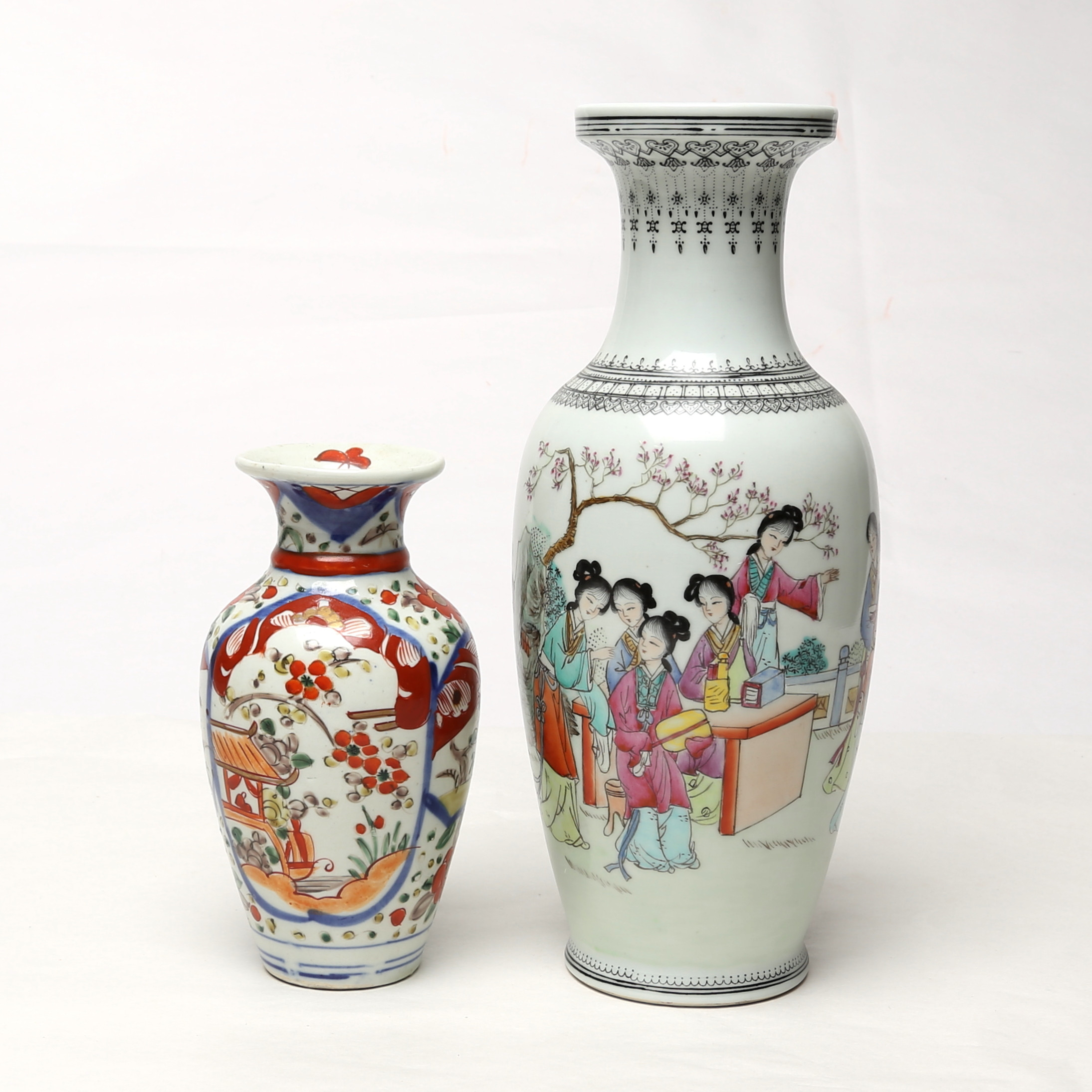 VASER, 2 st, porslin, bland annat Kina, 1900-tal.