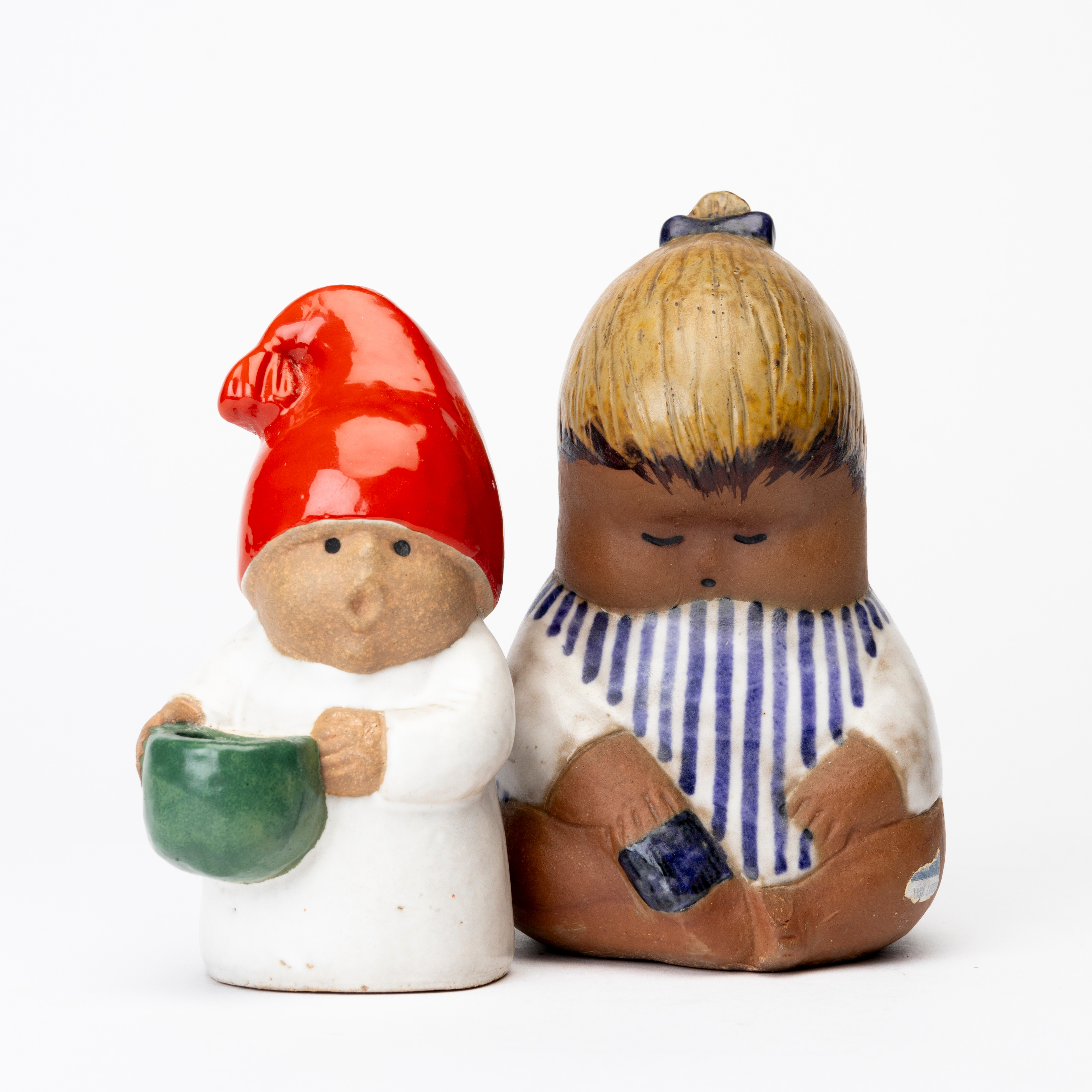 LISA LARSON. Figuriner, 2 st, "Johanna", samt "Tomte" ur serierna "Larsons ungar" respektive "Advent", Gustavsberg, stengods.