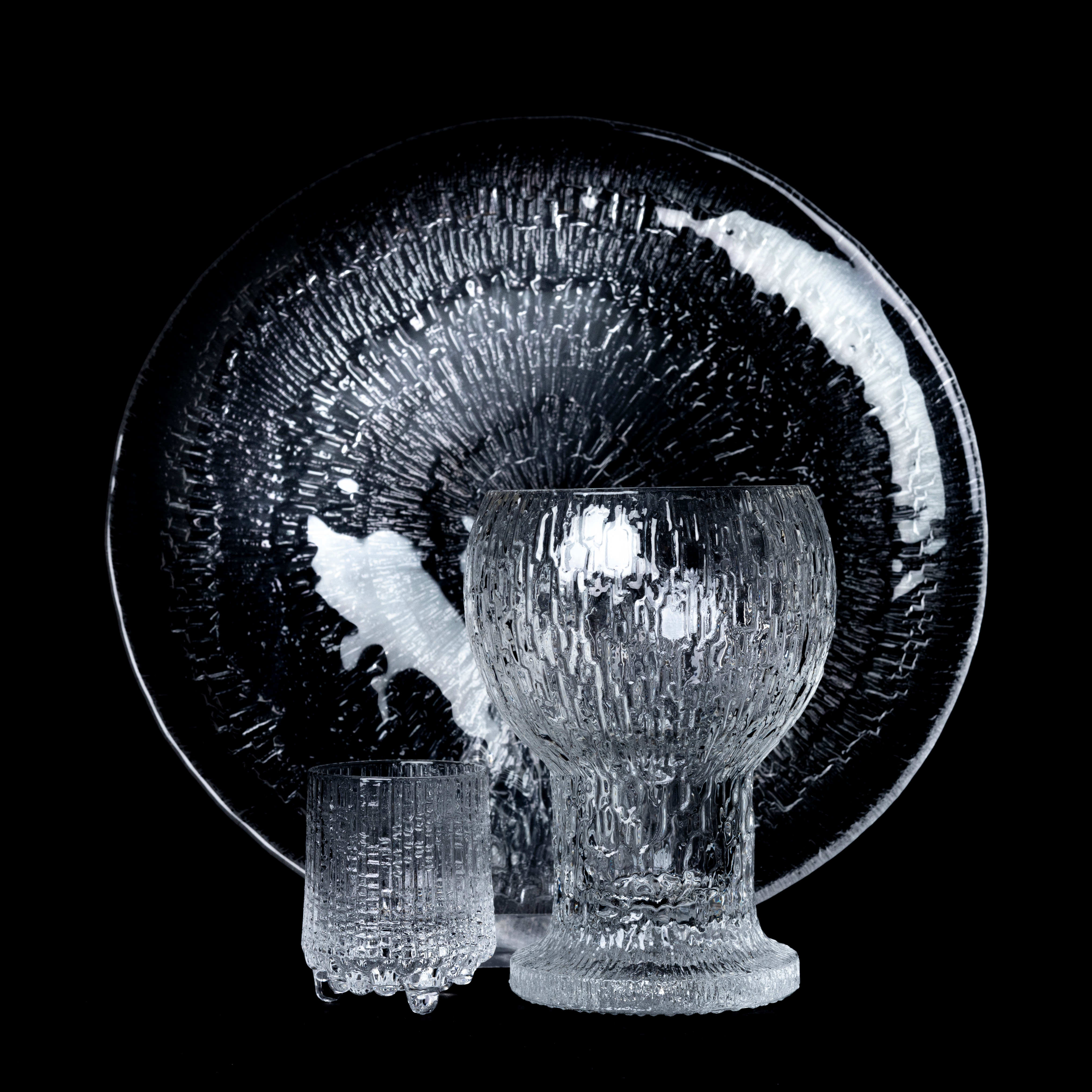 GLASSERVISDELAR, 21+6 delar, "Kekkerit" formgivna av Timo Sarpaneva, 1970-tal och "Ultima Thule", formgivna av Tapio Wirkkala, 1960-tal, IIttala, Finland.