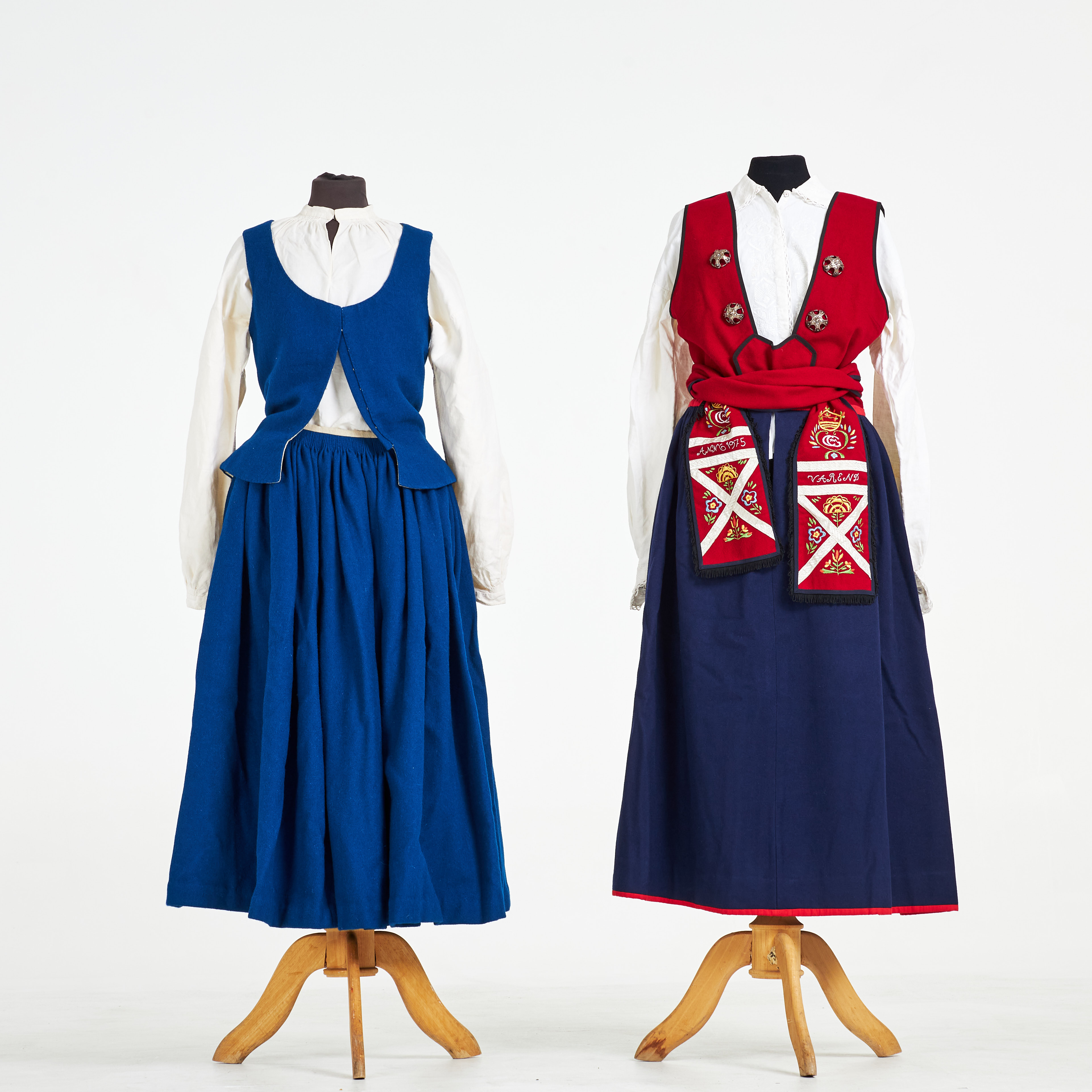 FOLKDRÄKT, Värend, Småland, samt påbörjad dräkt.