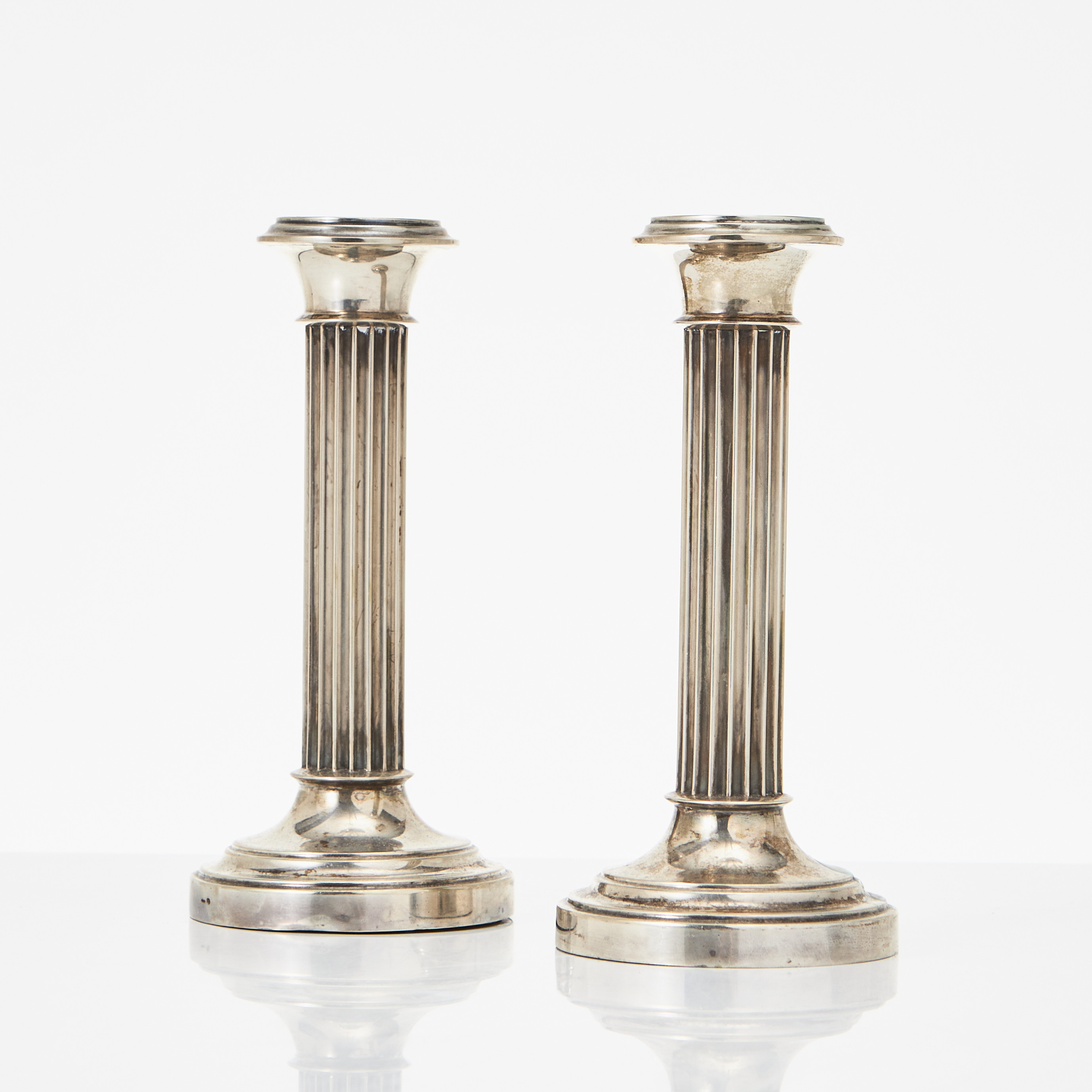 LJUSSTAKAR, ett par, sterlingsilver, 1900-talets första hälft, kolonnformade.