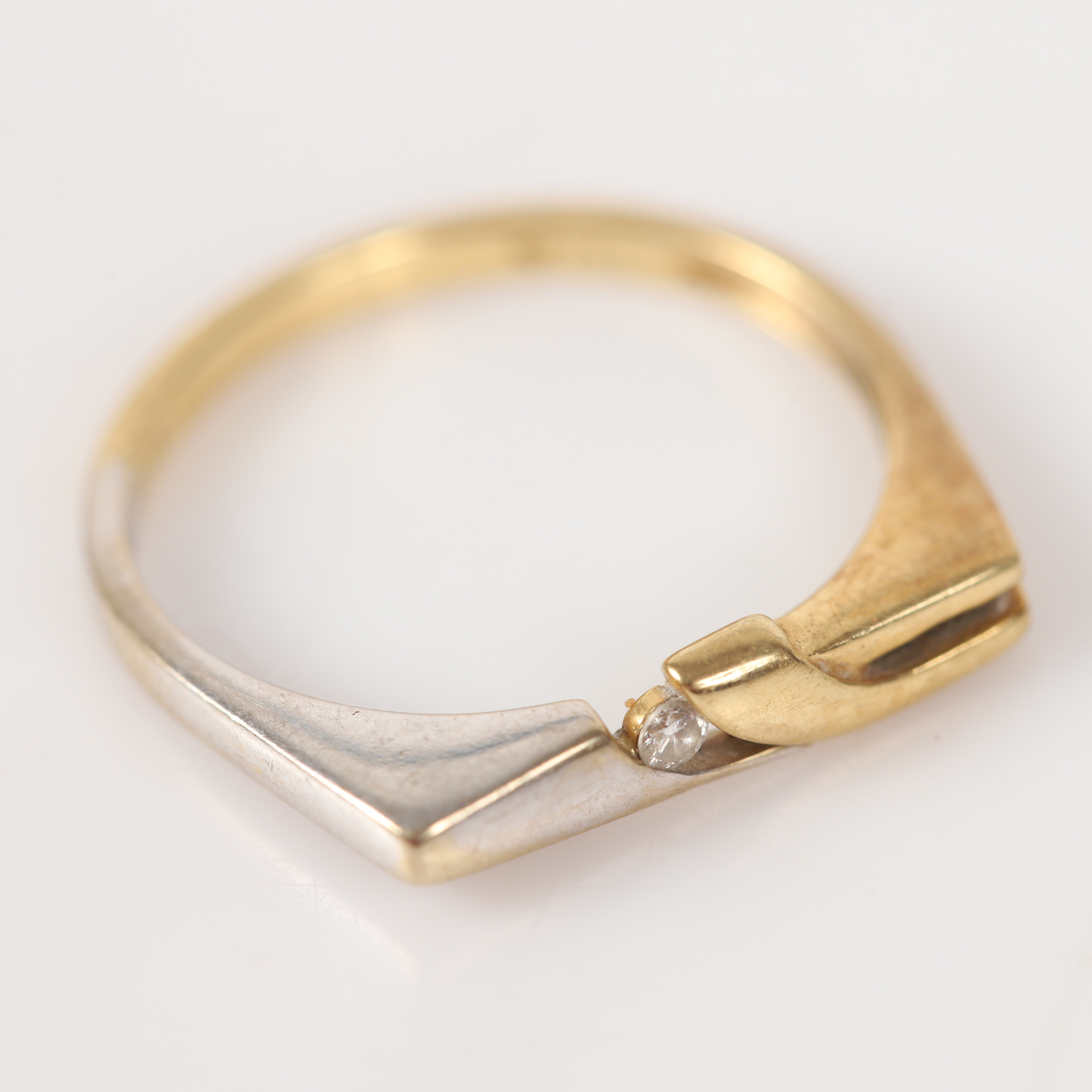 RING, 18 K guld/vitguld med briljantslipad diamant.