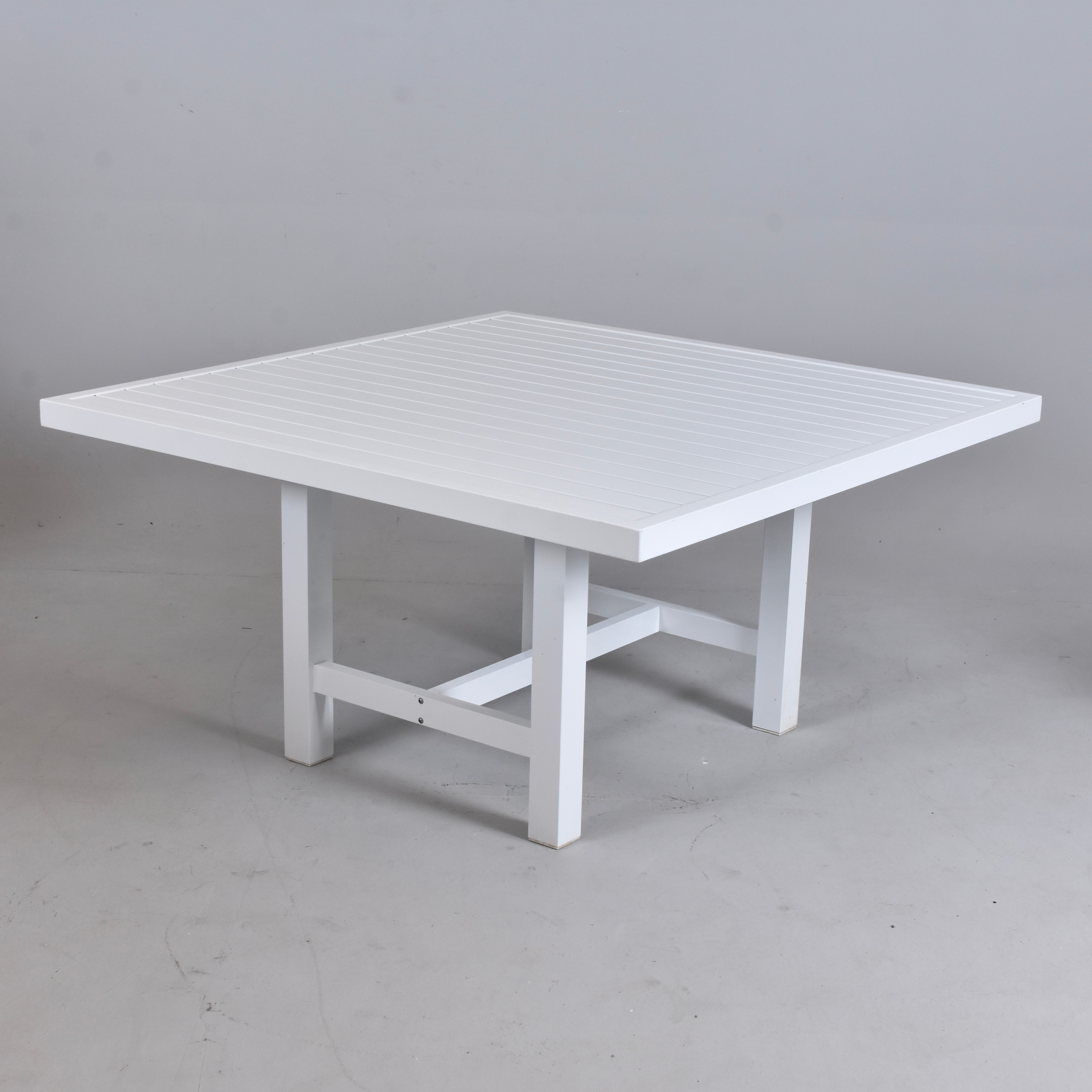 KARIN STACKELBERG. trädgårdsbord med extradel, vitlackerad aluminium, Fri Form.