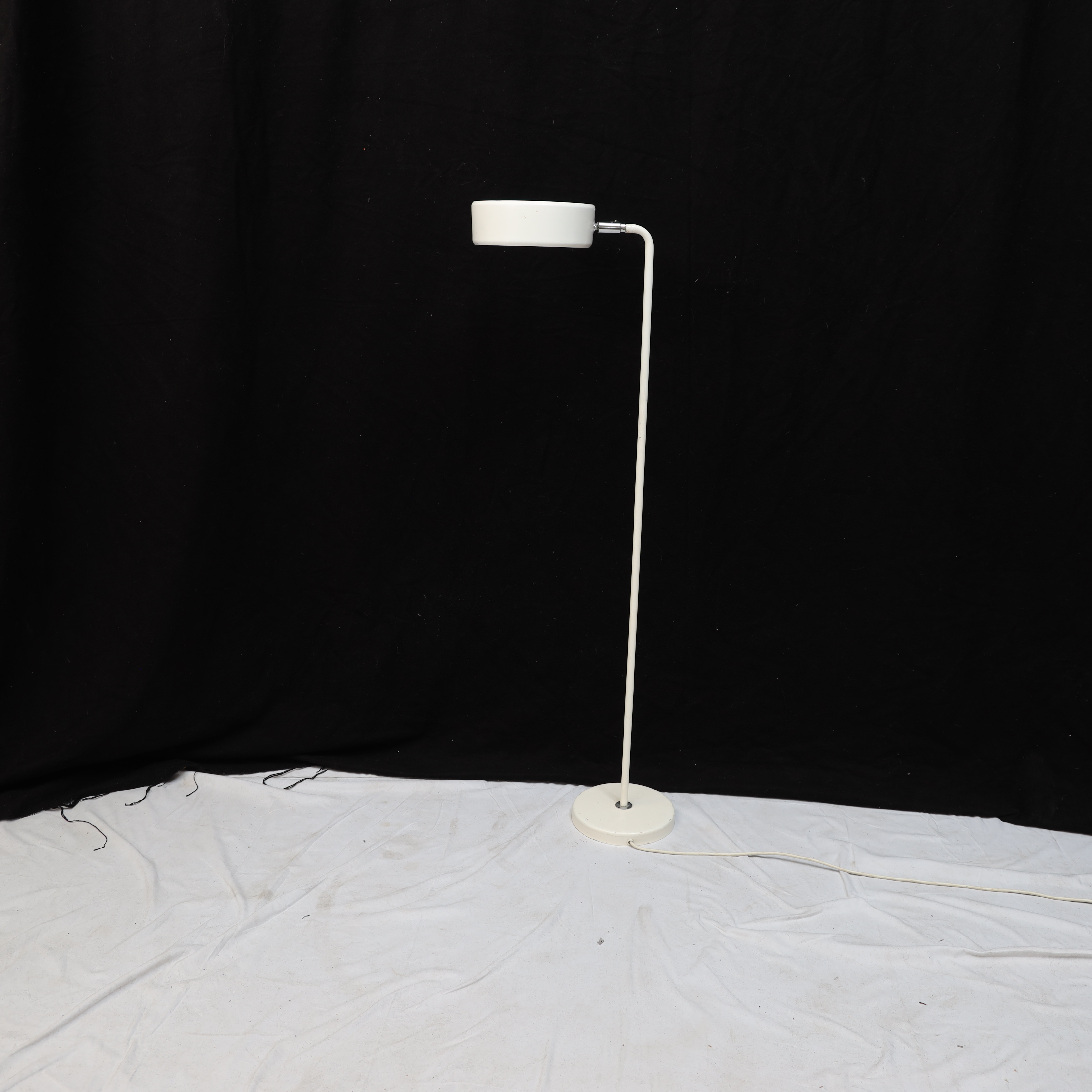 GOLVLAMPA, Atelje lyktan "Stekpannan" modell 606G. Vitlackad och kromad metall. 2 ljuspunkter.