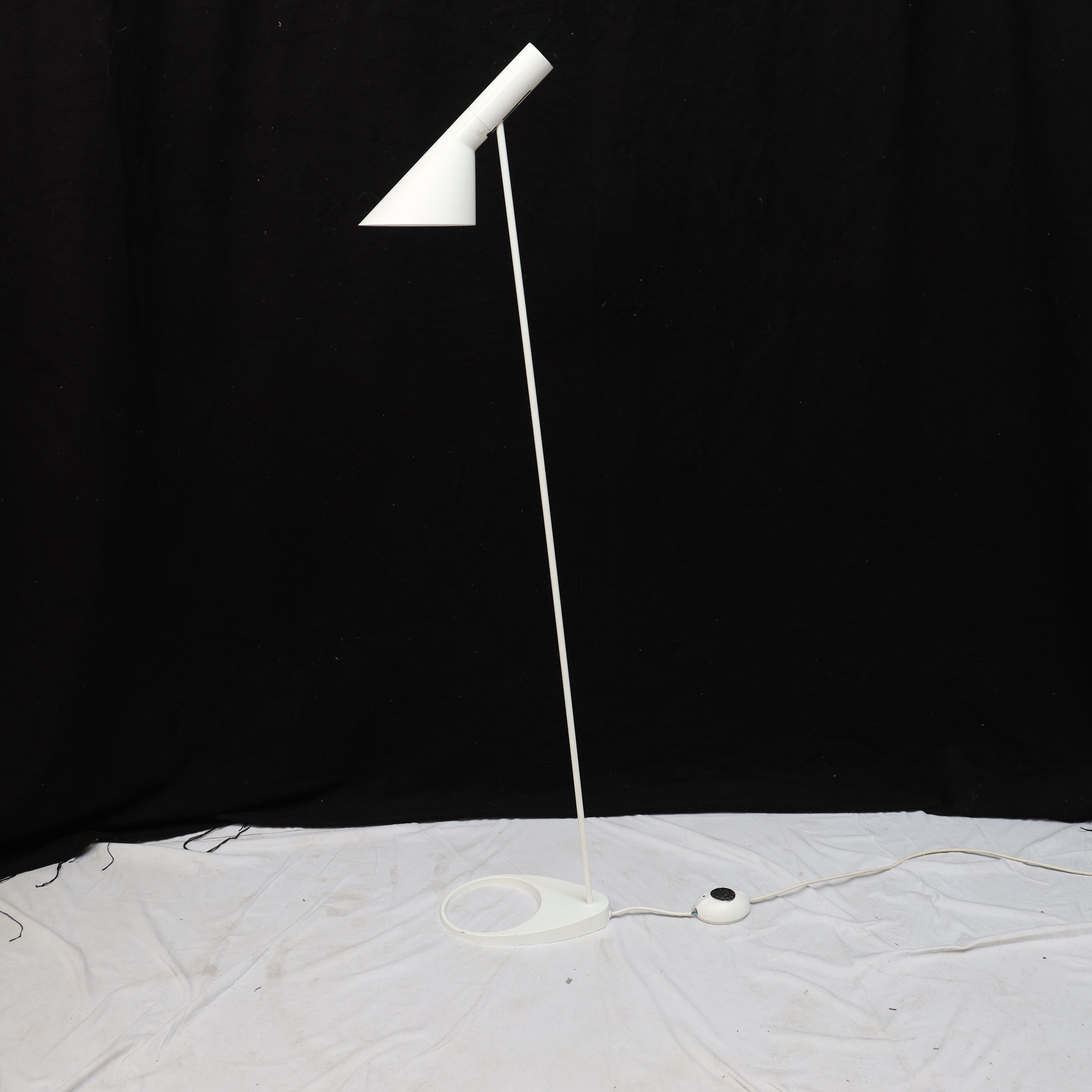 ARNE JACOBSEN. Golvlampa, "AJ", Louis Poulsen, Danmark, 1900-talets andra hälft. Vitlackad metall.