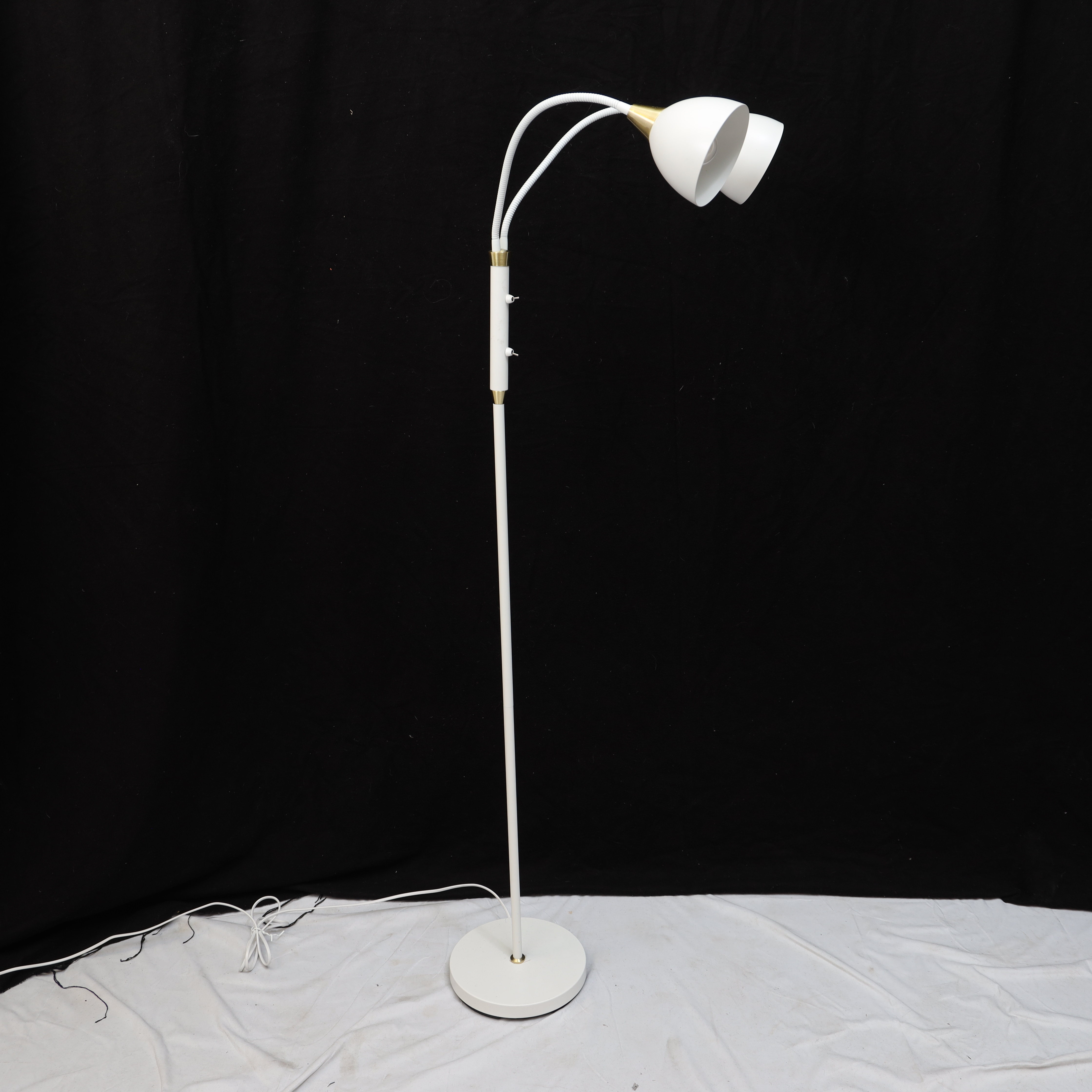 GOLVLAMPA, JUUS, 2021, vitlackad metall och mässing.