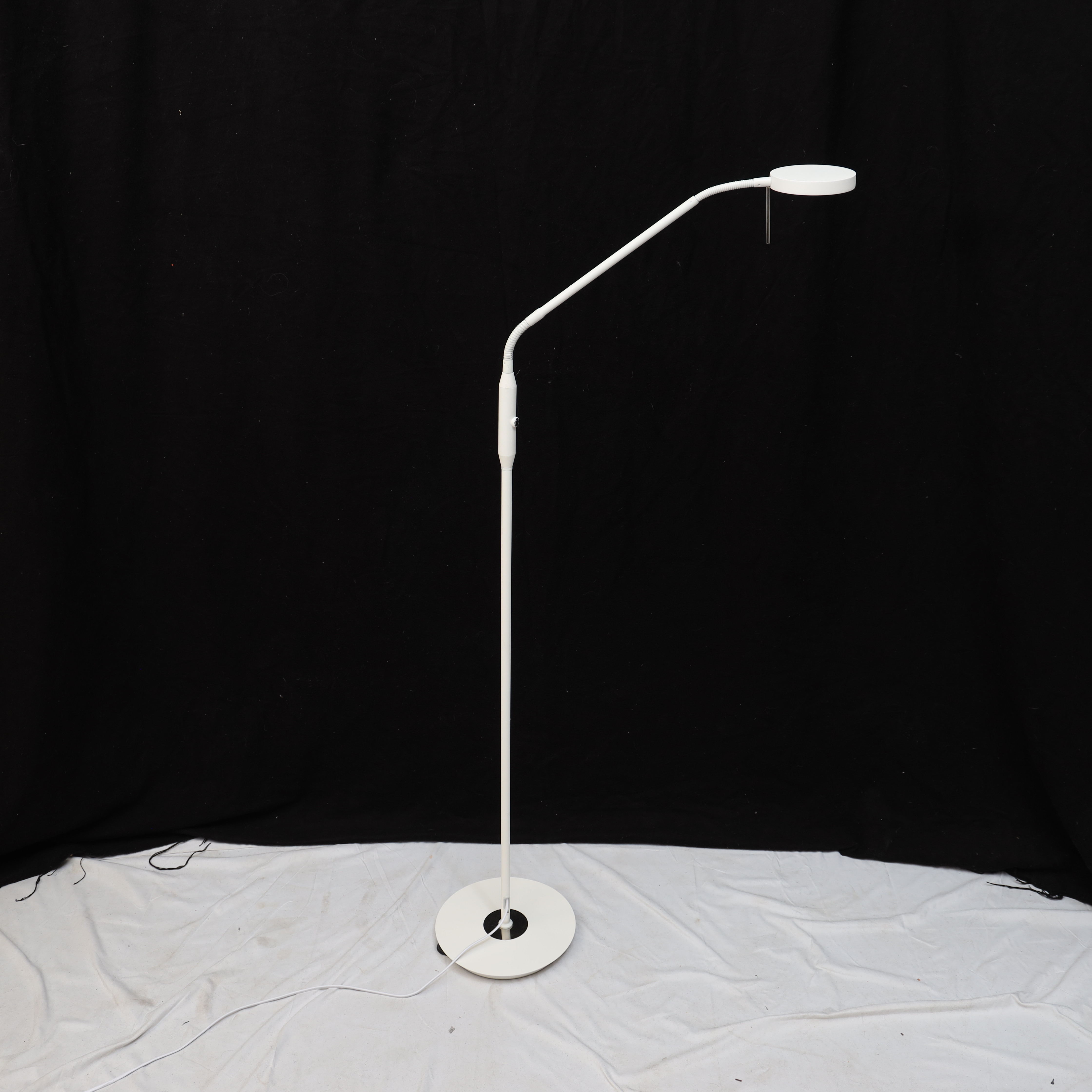 GOLVLAMPA, Trio Leuchten GMBH, vitlackad metall.