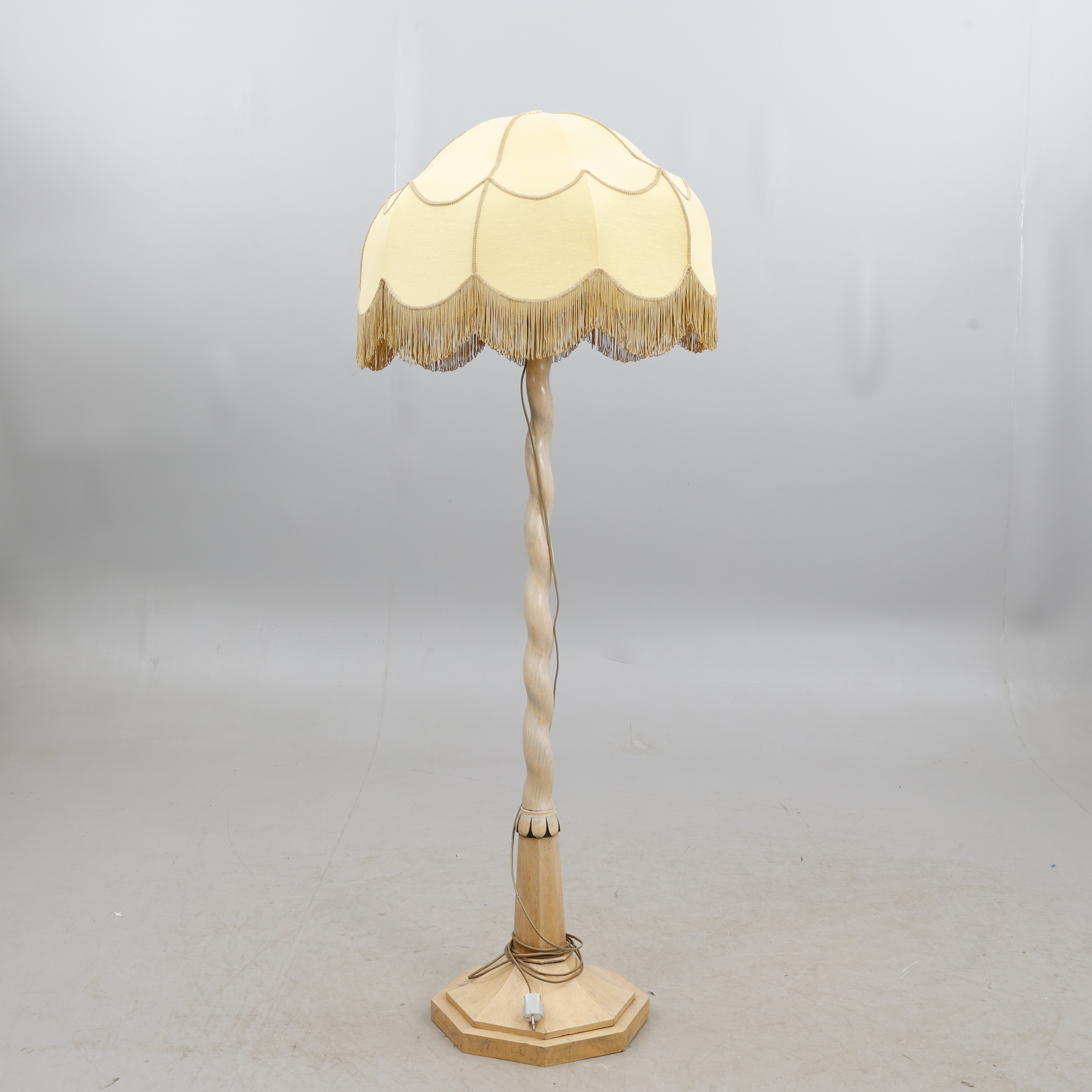 GOLVLAMPA, lövträ, 1900-talets andra hälft.