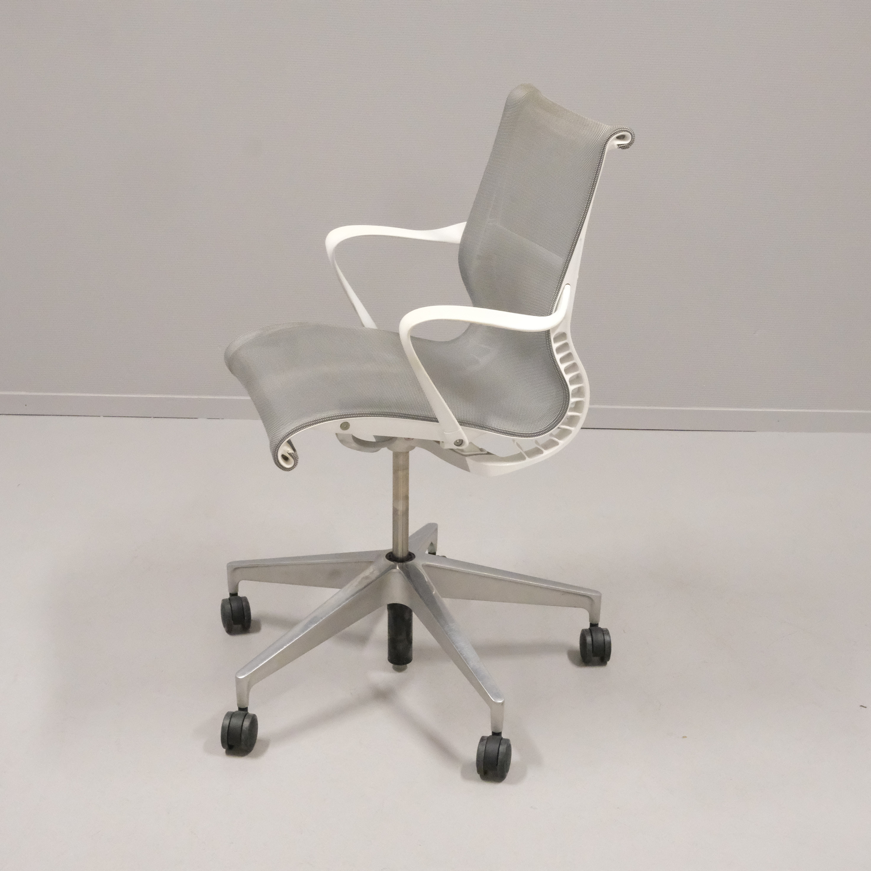 STUDIO 7.5 FÖR HERMAN MILLER. KONTORSSTOL / KONFERENSSTOL. "SETU". SAMTIDA.