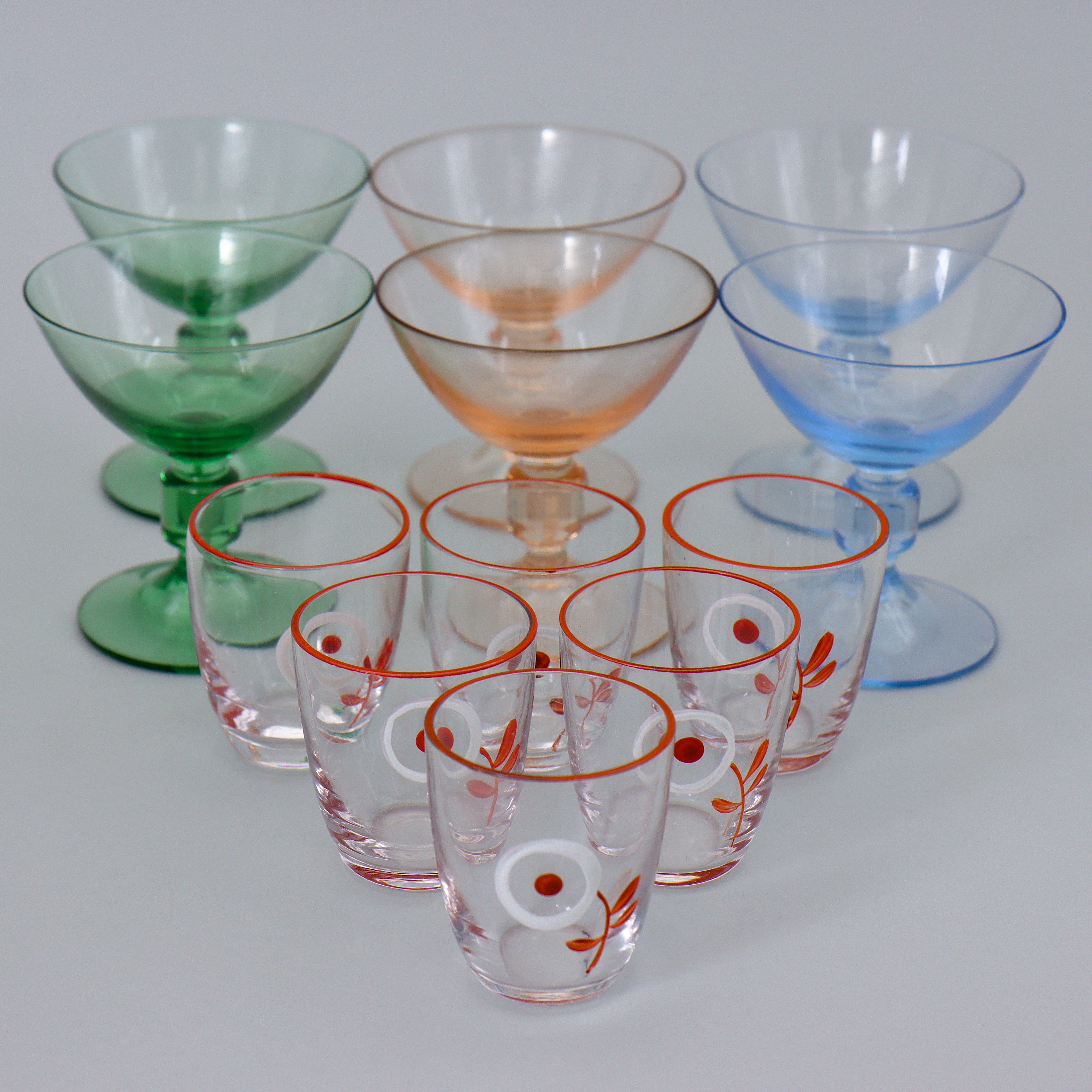 6 FÄRGADE GLAS SAMT 6 SNAPSGLAS.