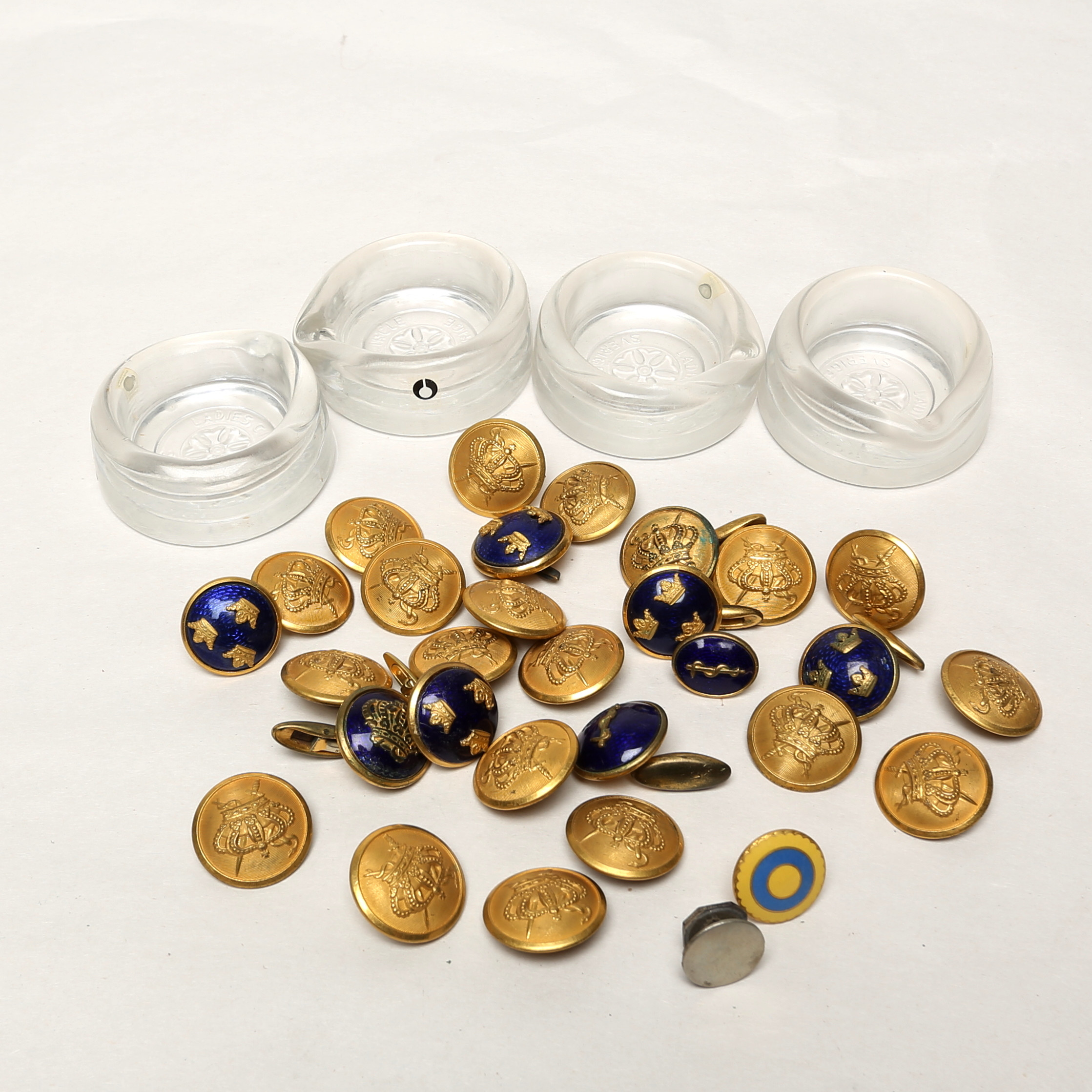 KNAPPAR och ASKFAT 4 st, glas, .Pukeberg, Ladies Circke.