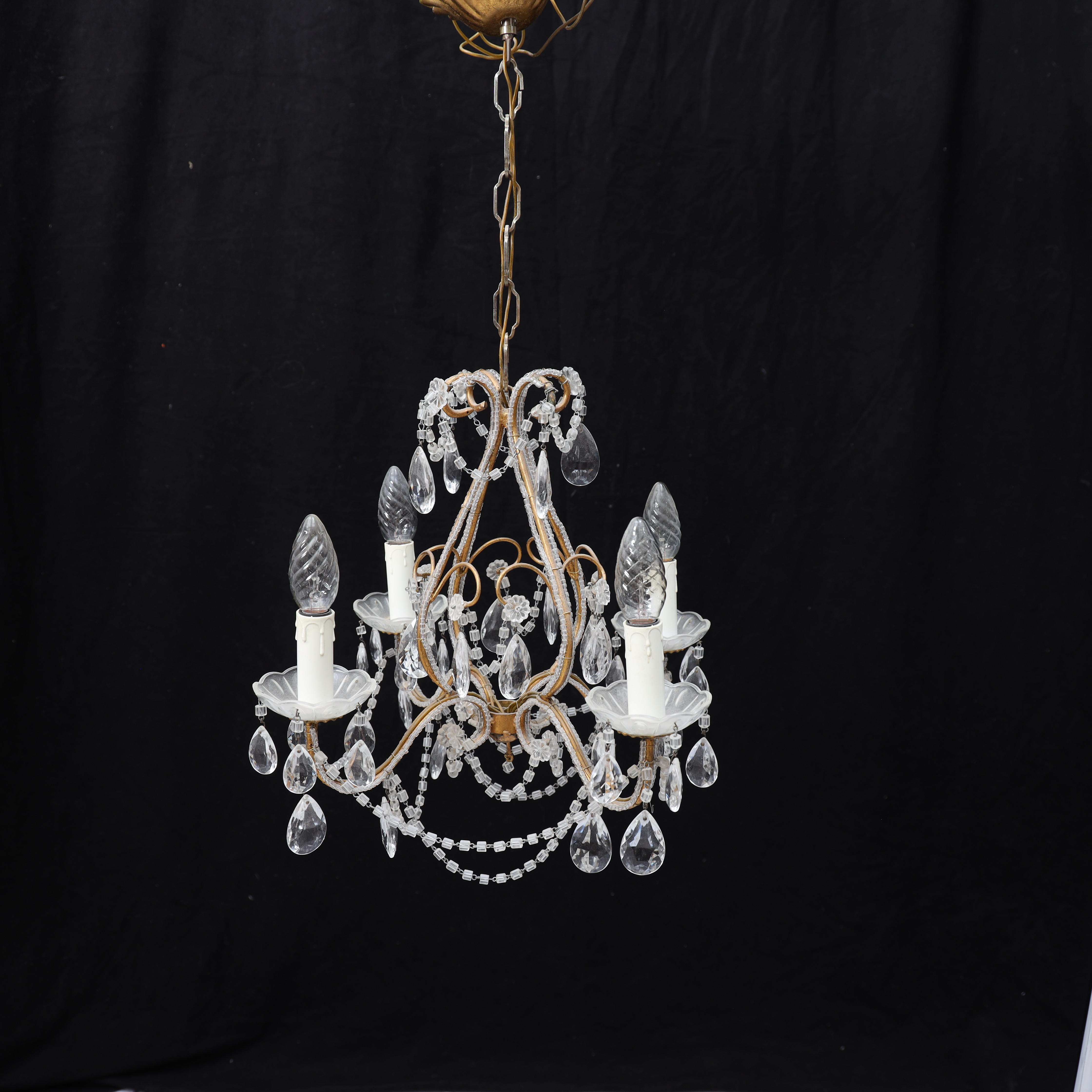 TAKLAMPA, 1900-talets andra hälft, bronserad stomme, behängd med slipade prismor, 4 ljuspunkter.