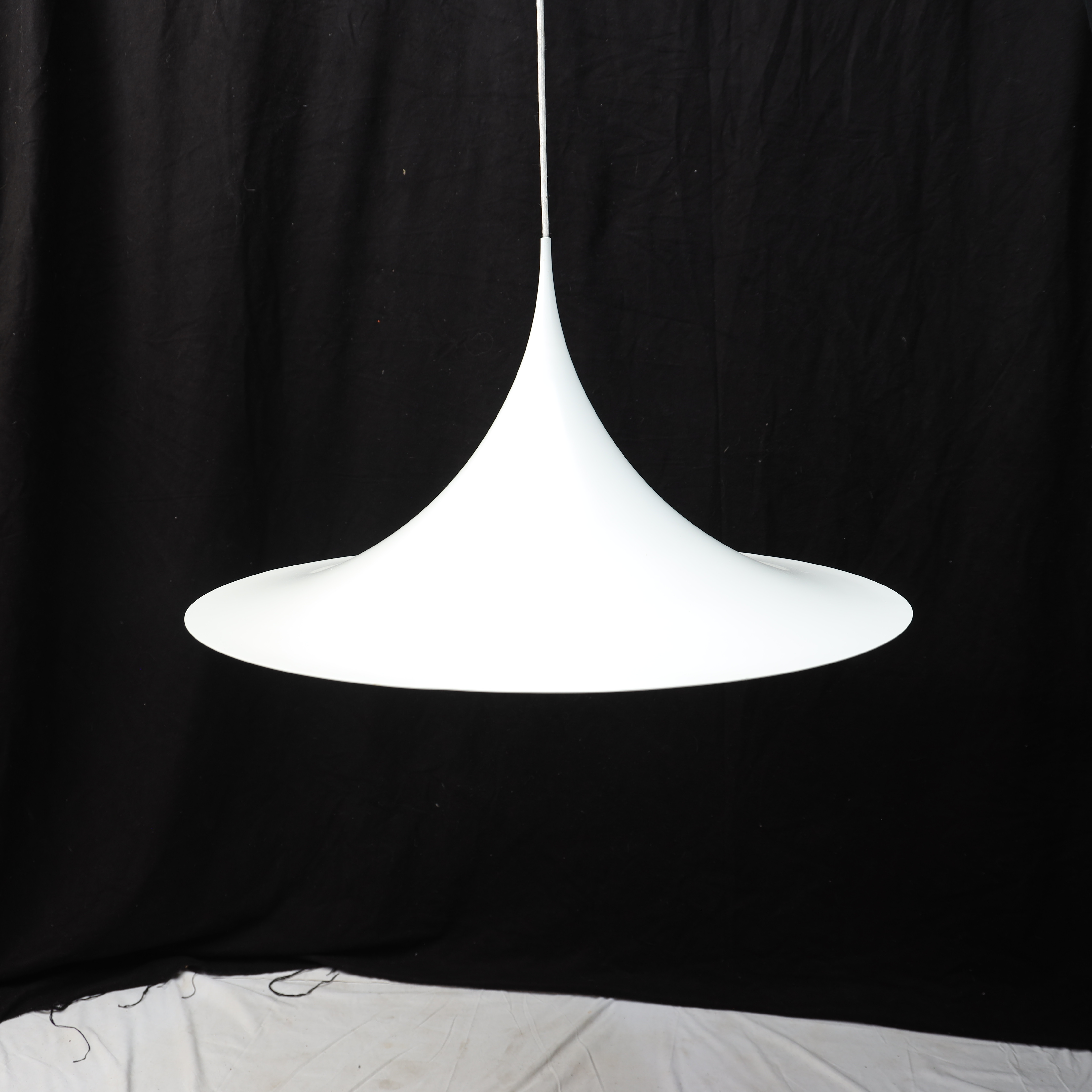 CLAUS BONDERUP & TORSTEN THORUP. Taklampa, "Semi-pendant", Gubi, Danmark. Vitlackad metall, en ljuspunkt.