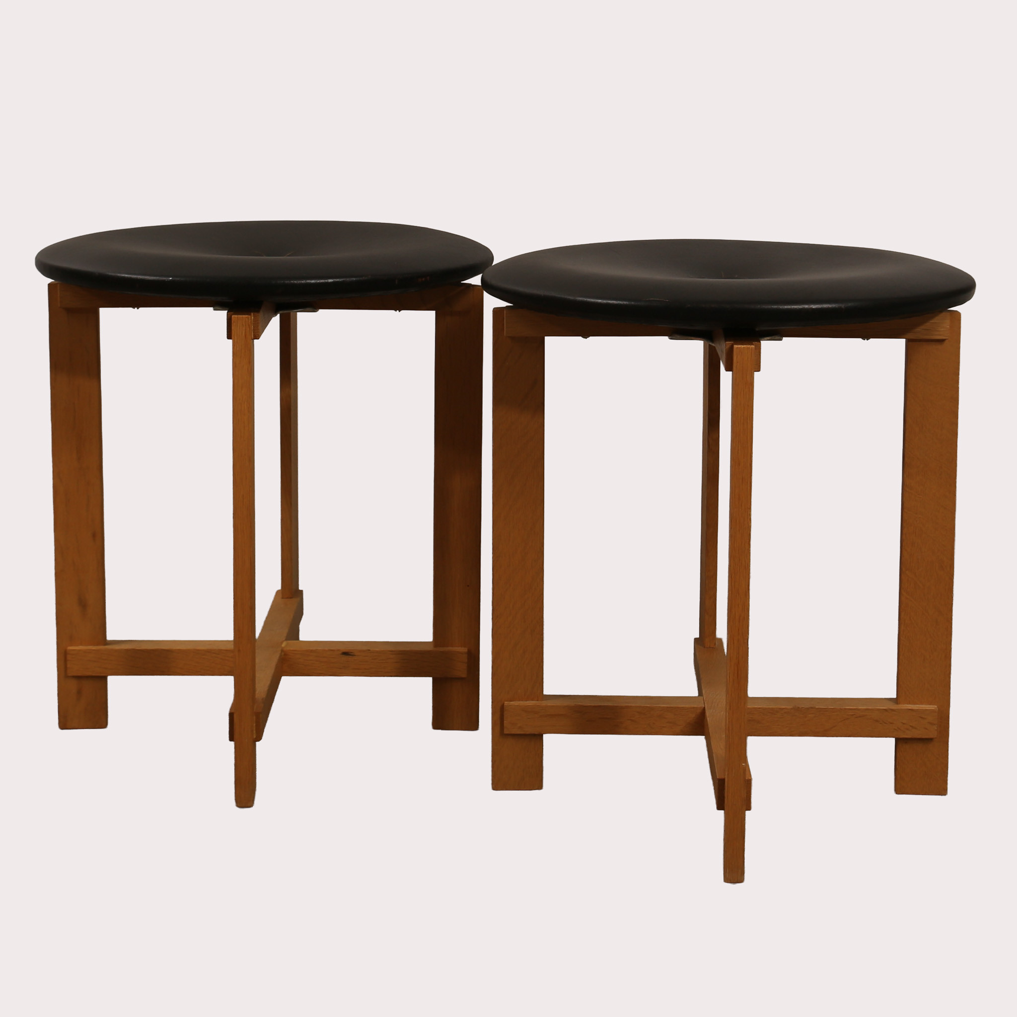 UNO & ÖSTEN KRISTIANSSON, pallar, ett par, ek, svart läder, Luxus, 1960-tal.