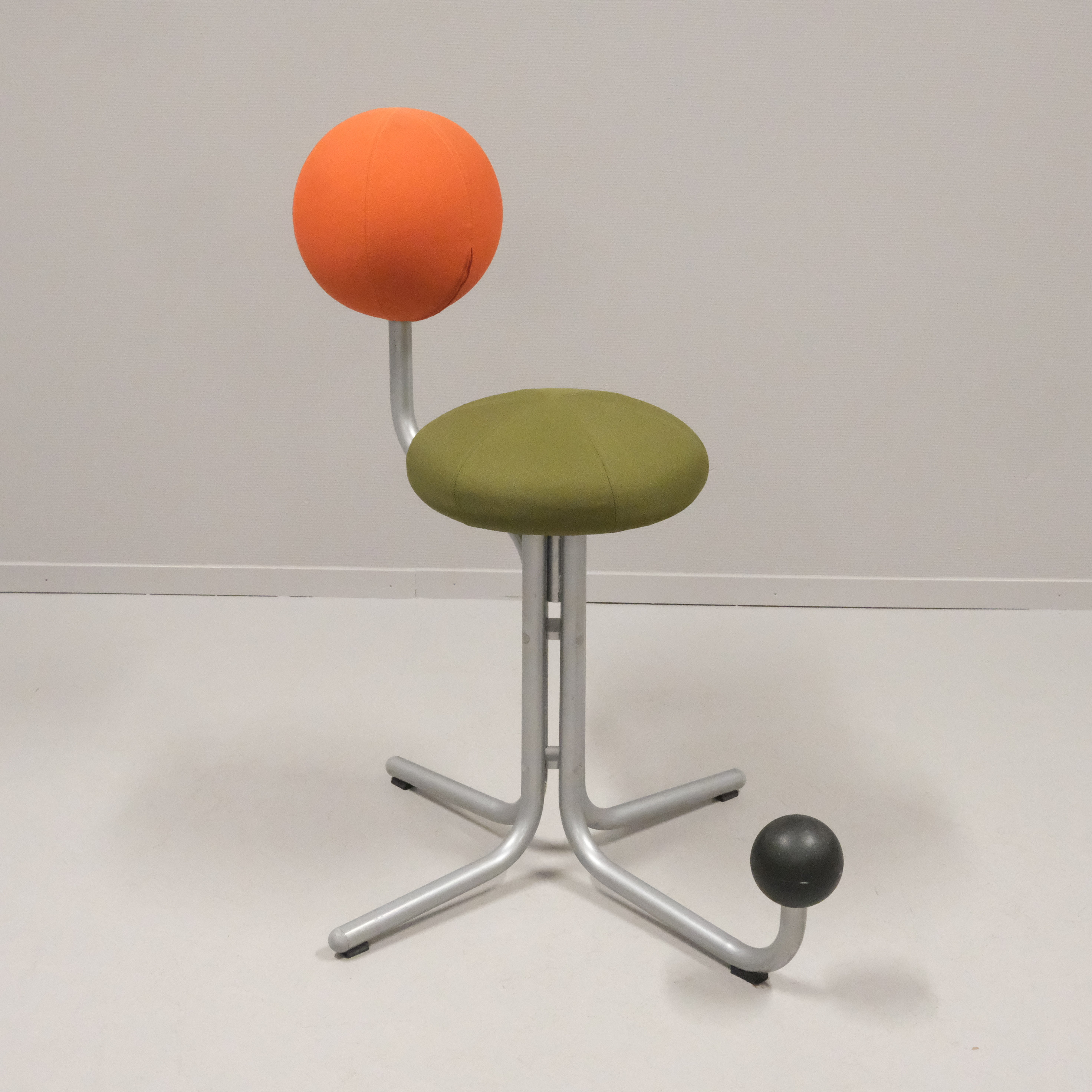 PETER OPSVIK. ARBETSSTOL / BALANSSTOL. "GLOBE TWO". FÖR GLOBE CONCEPT. SAMTIDA.