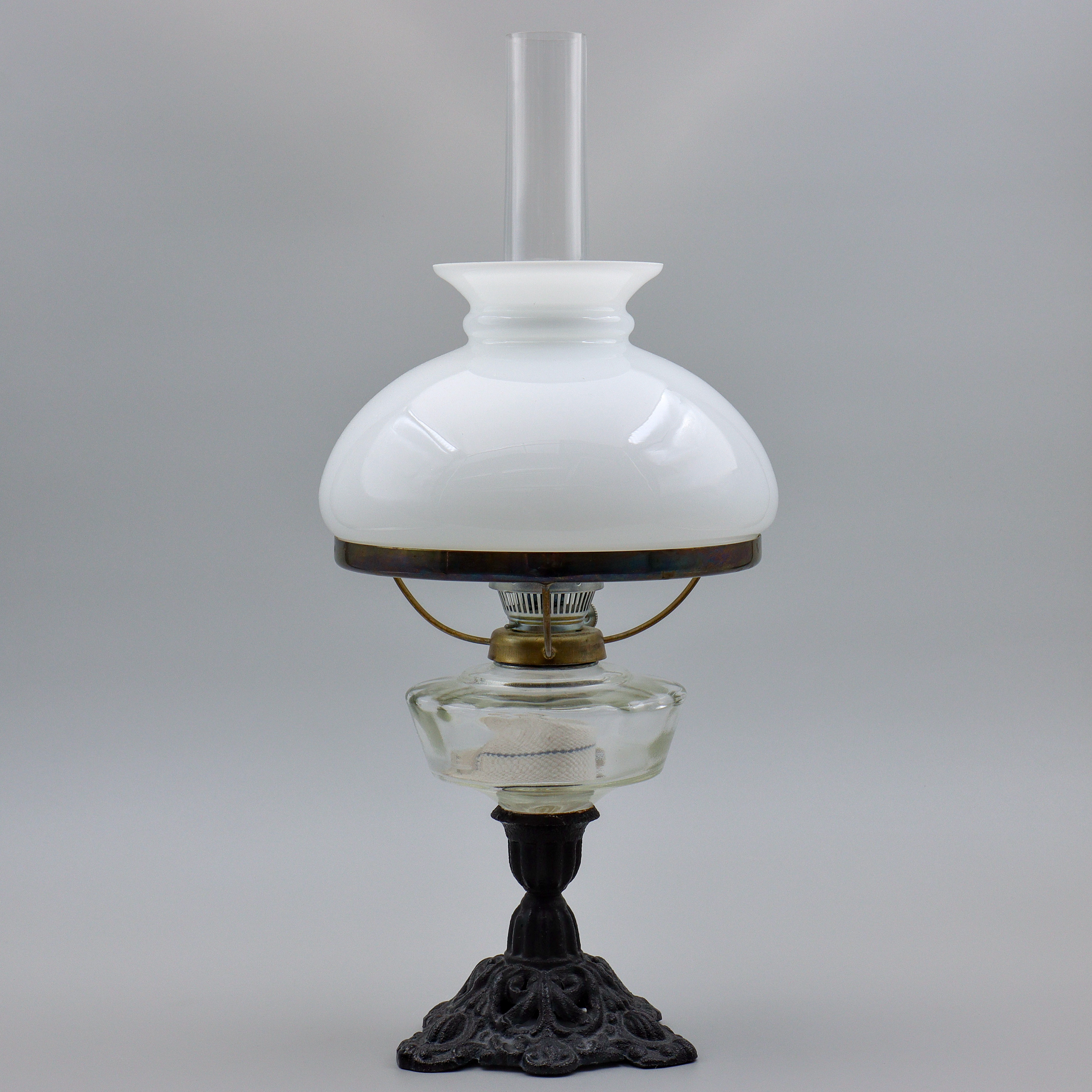 BORDSFOTOGENLAMPA, GJUTJÄRNSFOT, OPALGLAS, 1900-TAL.