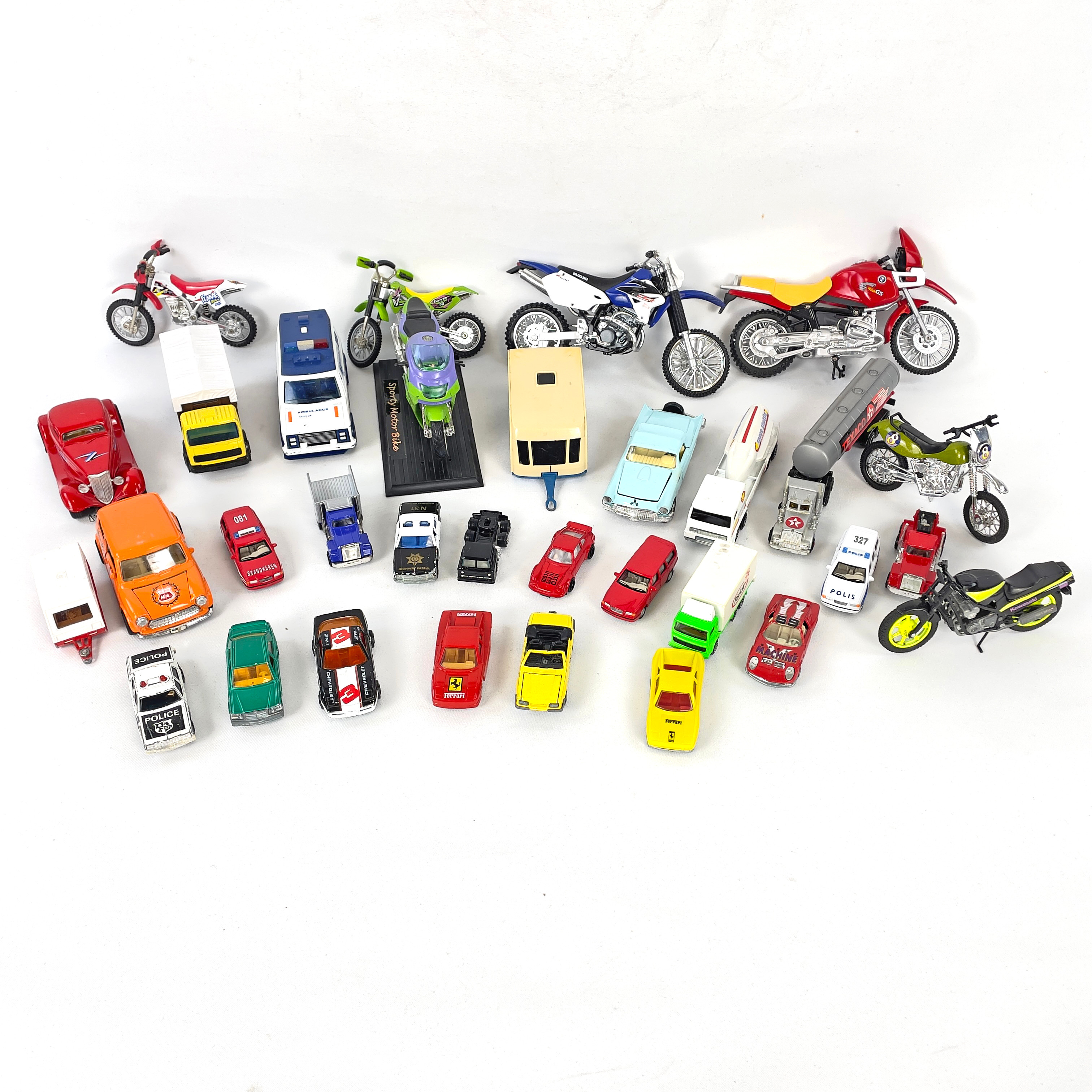 PARTI MODELLBILAR/MOTORCYKLAR, 32 delar. Majorette, Thunderbird, Welly m.m.