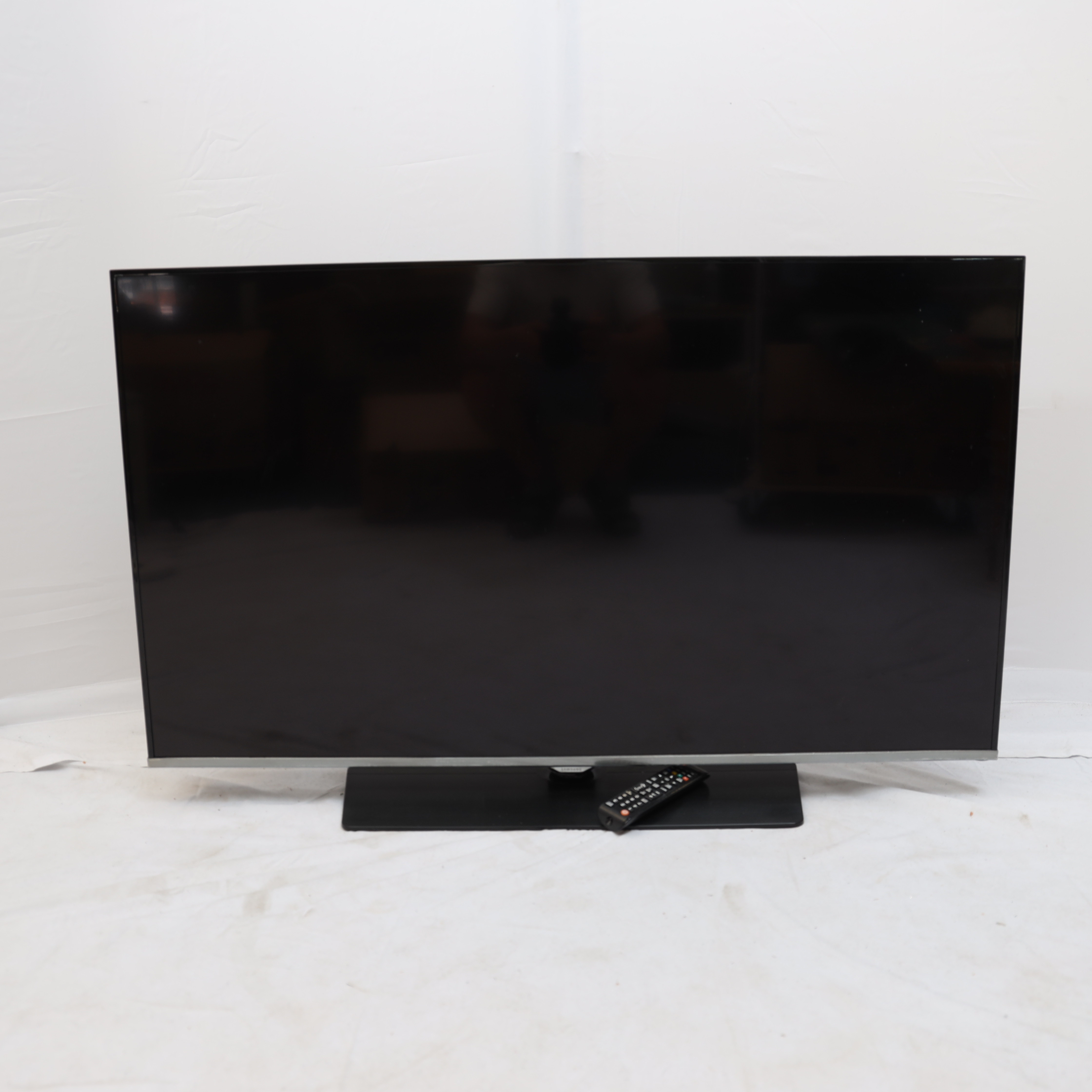 TV, 48" Samsung UE48H5005AK, med fjärrkontroll.