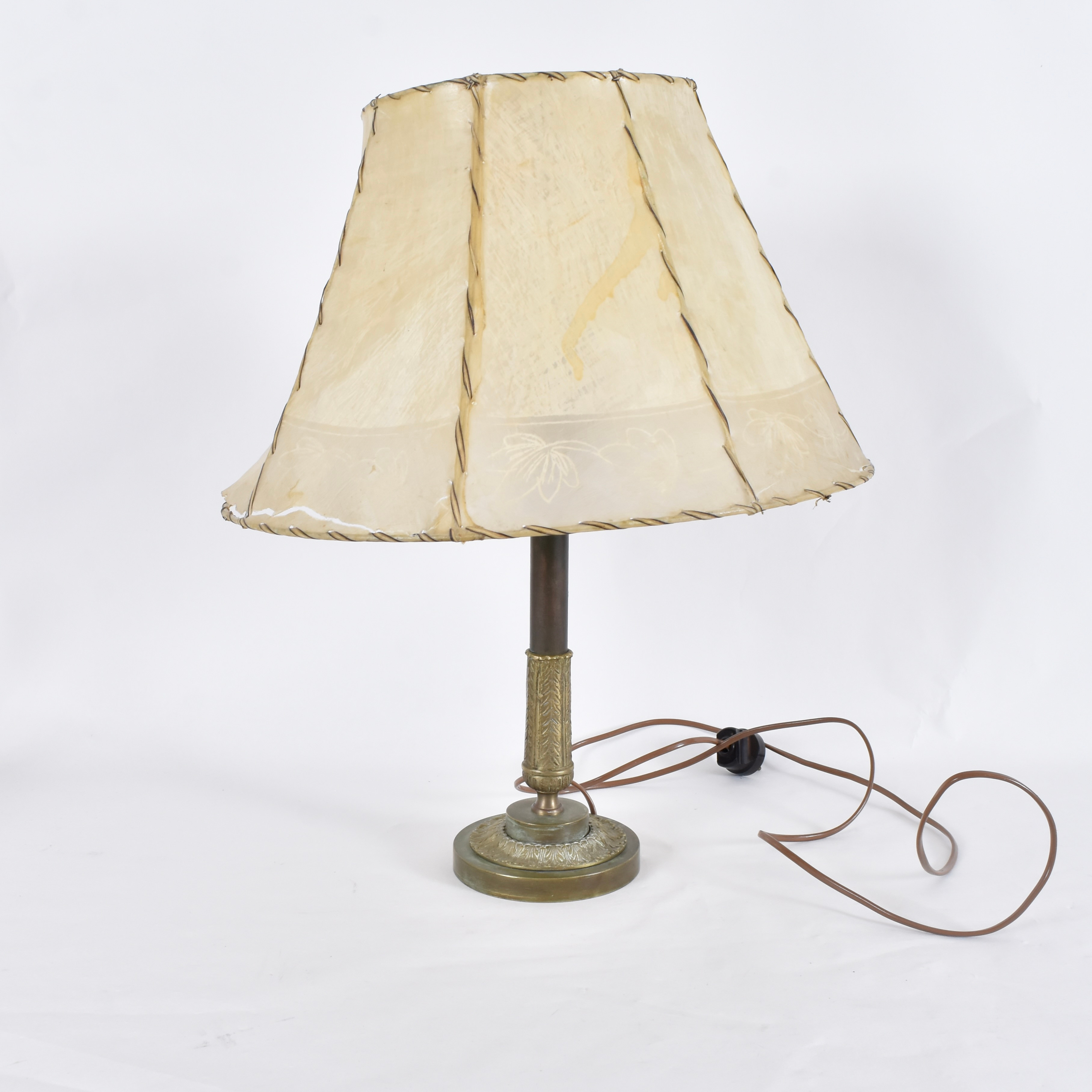 BORDSLAMPA, delvis patinerad mässing.
