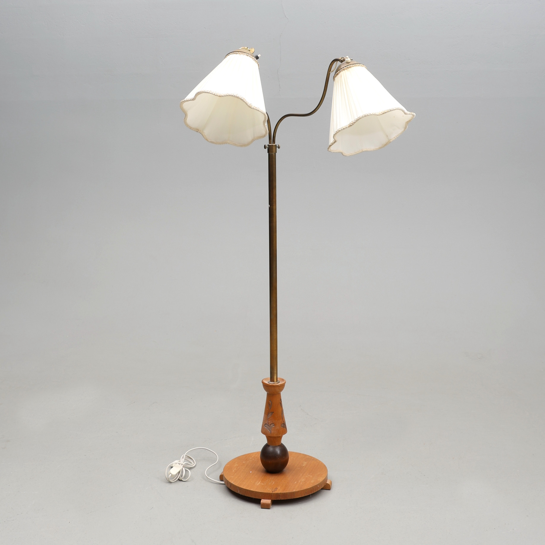 GOLVLAMPA, 2-armad, trä/mässing, 1900-talets mitt.