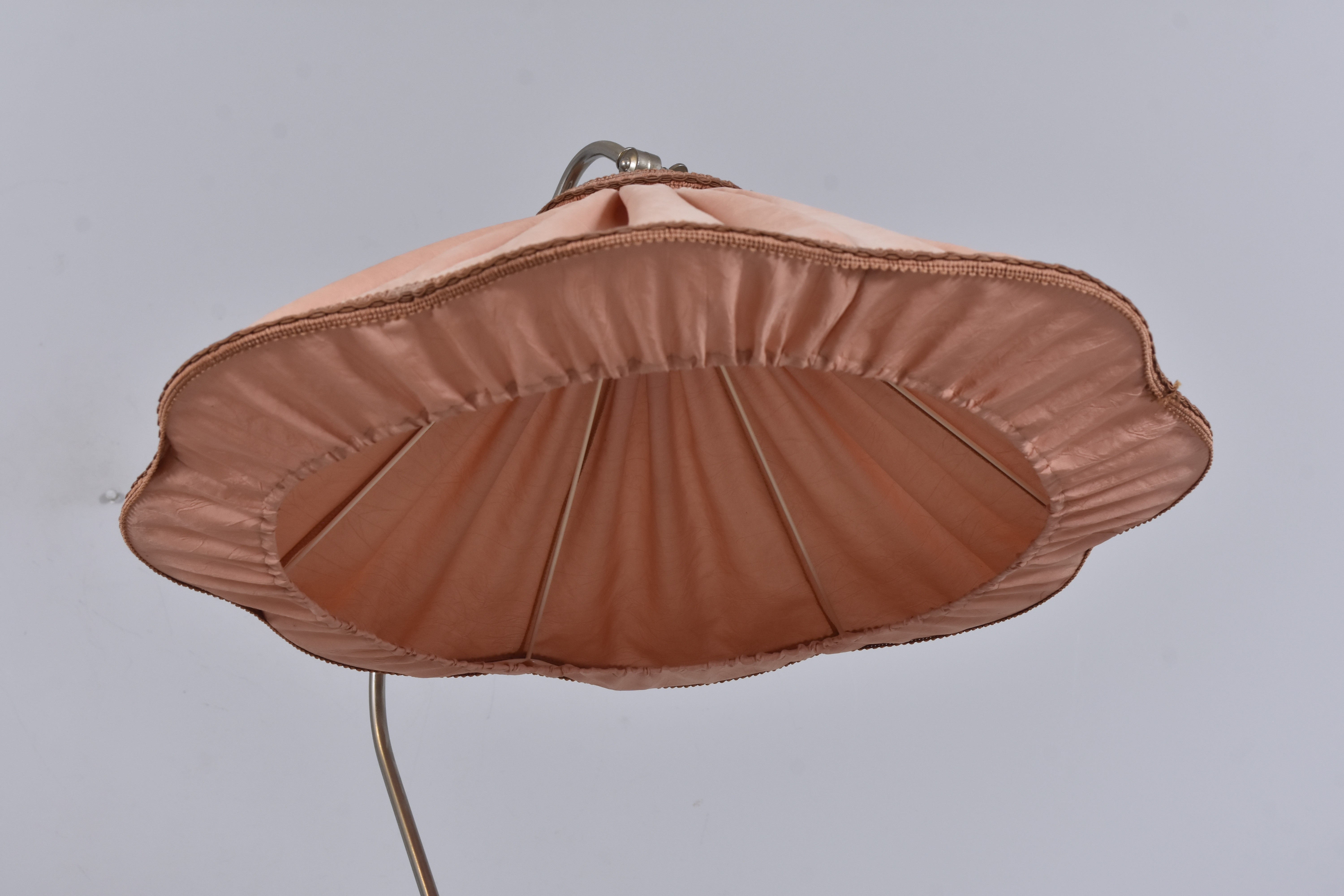 GOLVLAMPA, svarvad björk, Swedish Grace, 1940-50-tal.