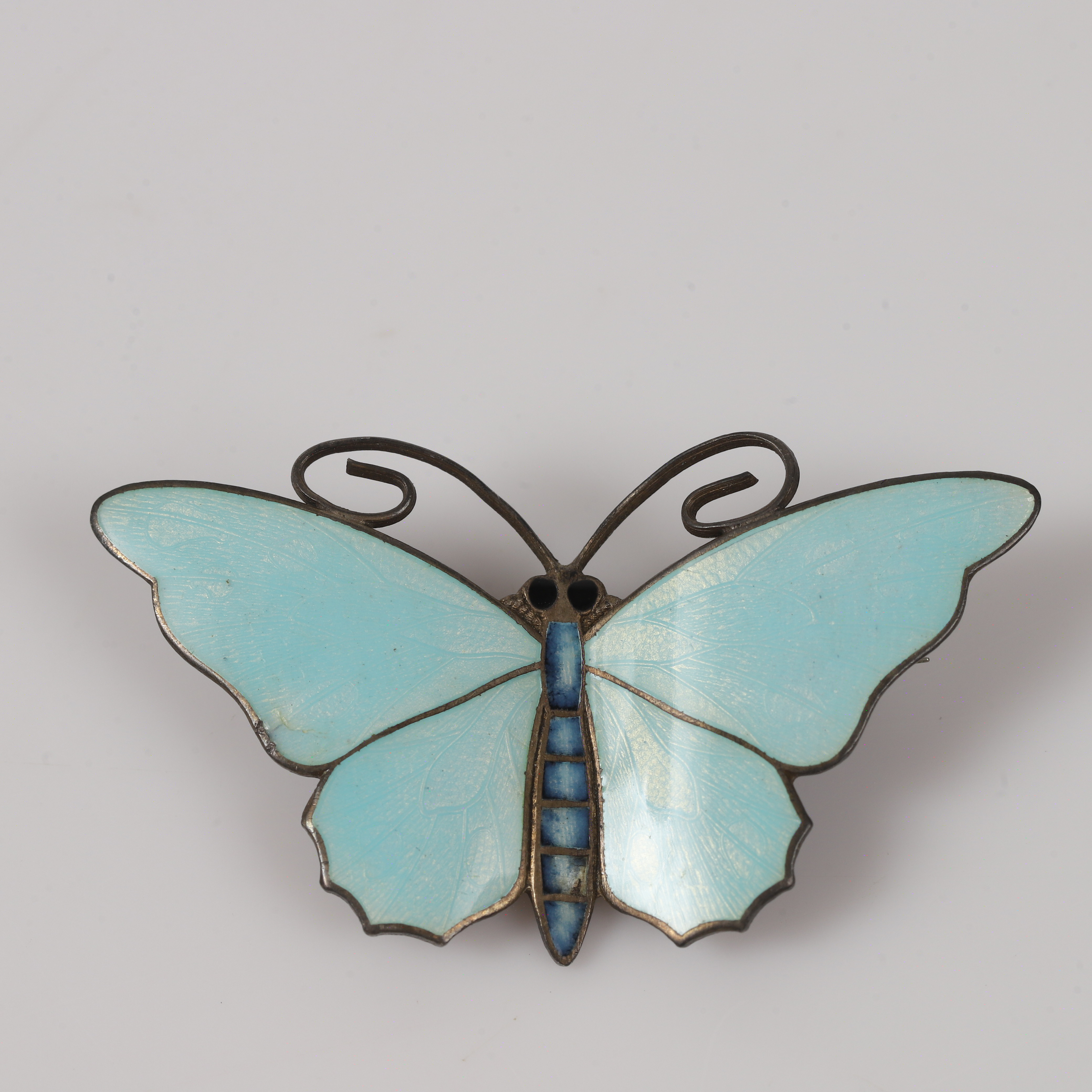 AXEL HOLMSEN. Brosch, sterlingsilver med emaljerad dekor, Norge.