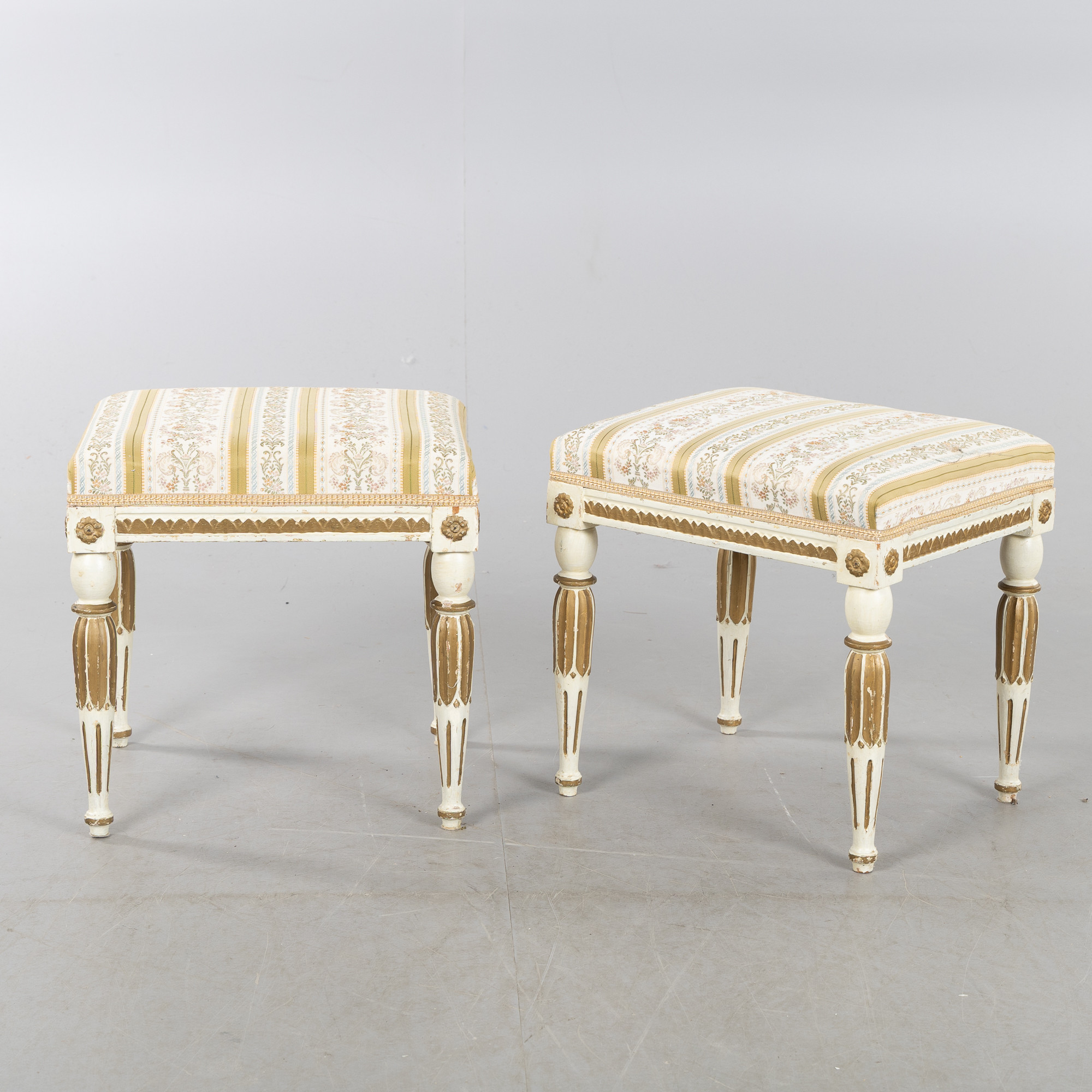 TABURETTER, ett par, gustaviansk stil, omkring 1900.