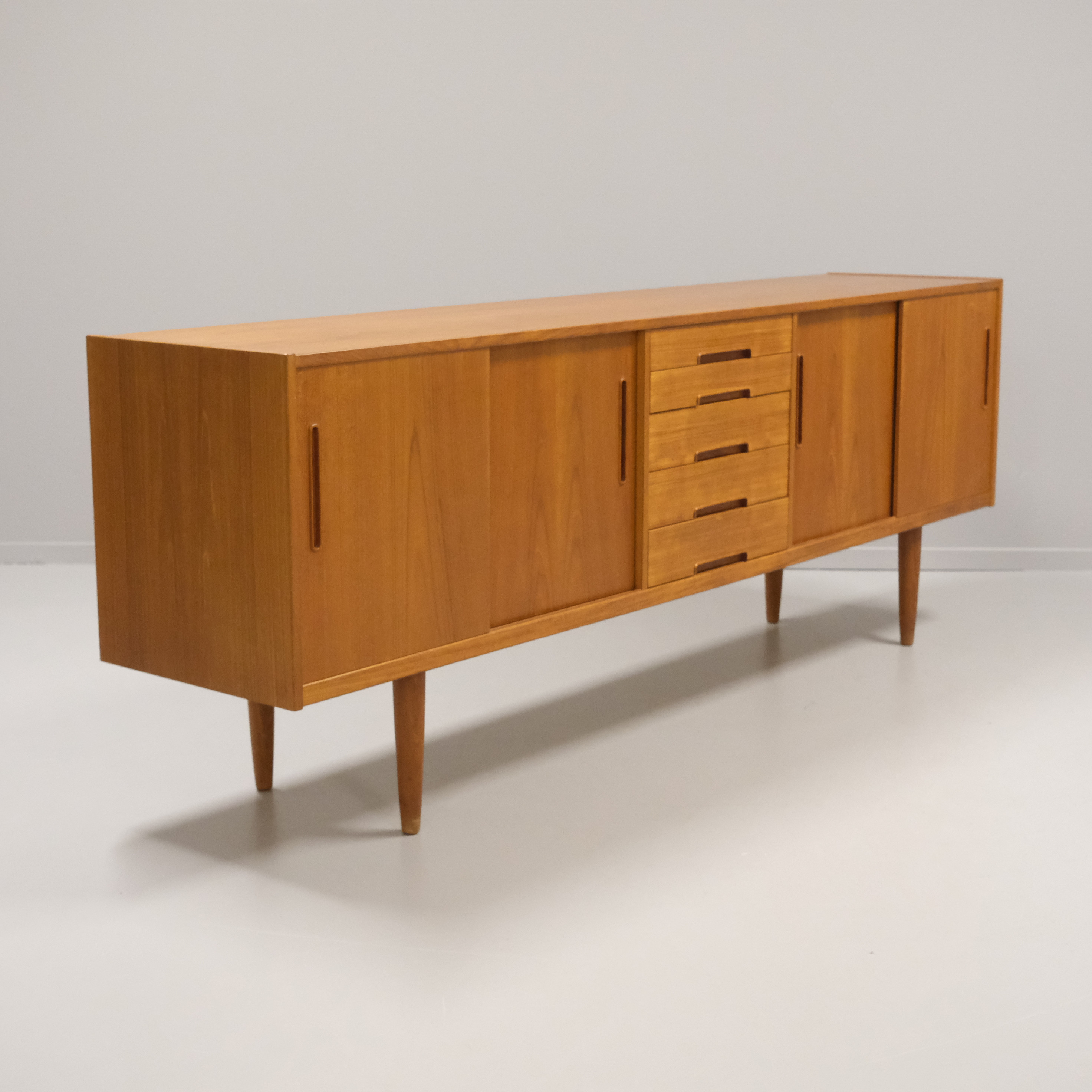 NILS JONSSON. SIDEBOARD, "GIGANT", TEAK, TROEDS, BRA BOHAG, TROEDS, 1960-TAL.