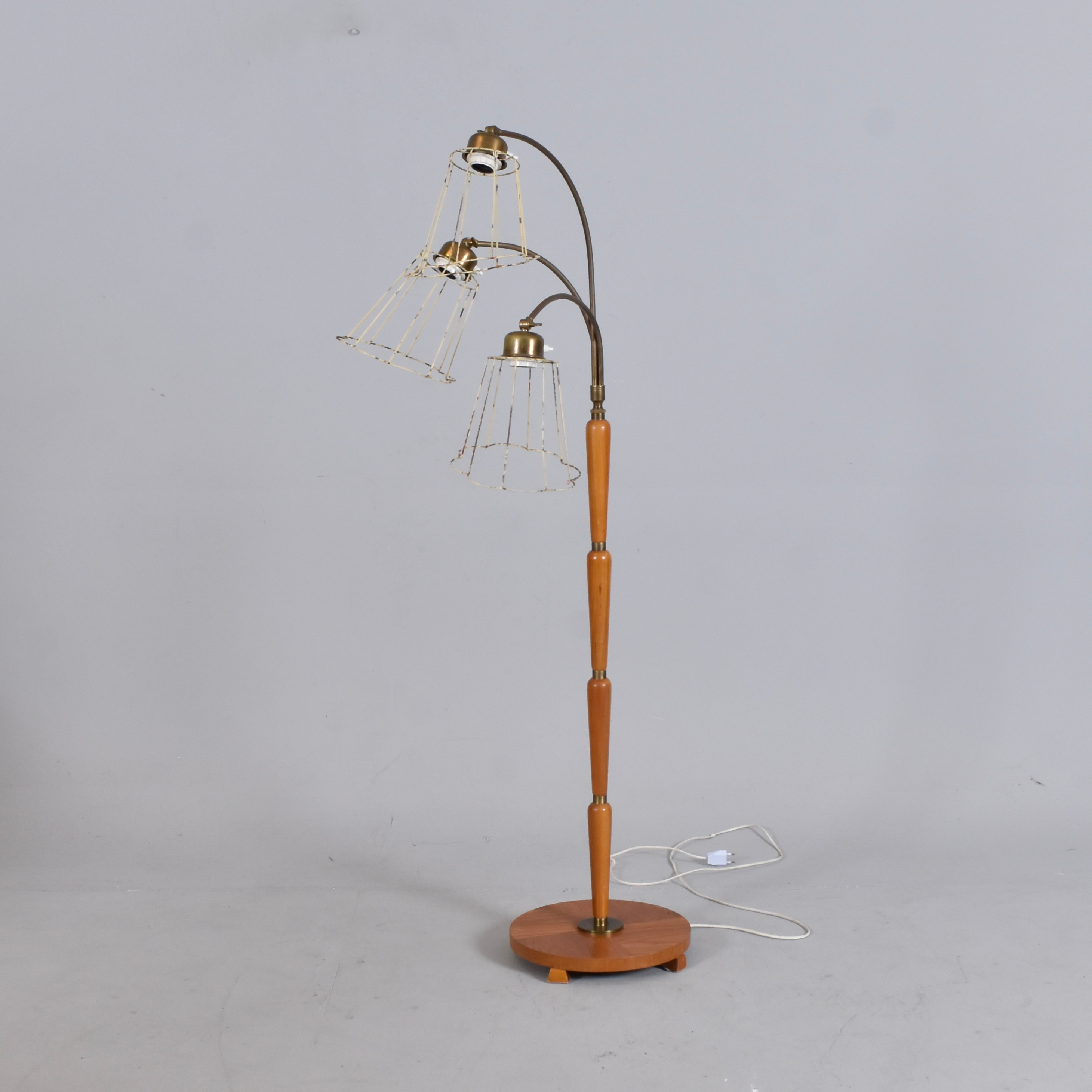 GOLVLAMPA, alm med mässingsmontage, Swedish Grace, 1940-50-tal.