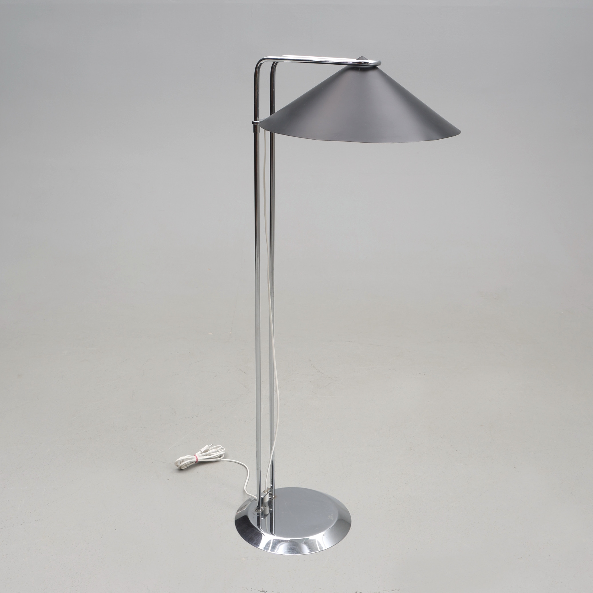 GOLVLAMPA, chromad / svartlackad plåt, NAFA 516.