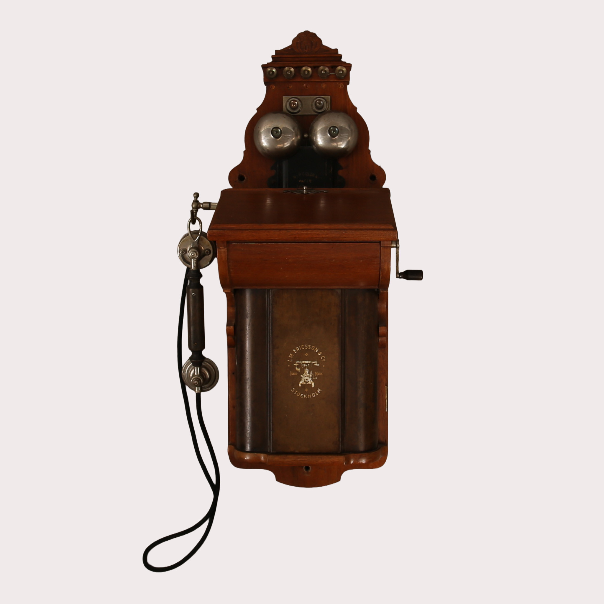 VÄGGTELEFON, LM Ericsson, omkring 1900, fodral i lövträ.