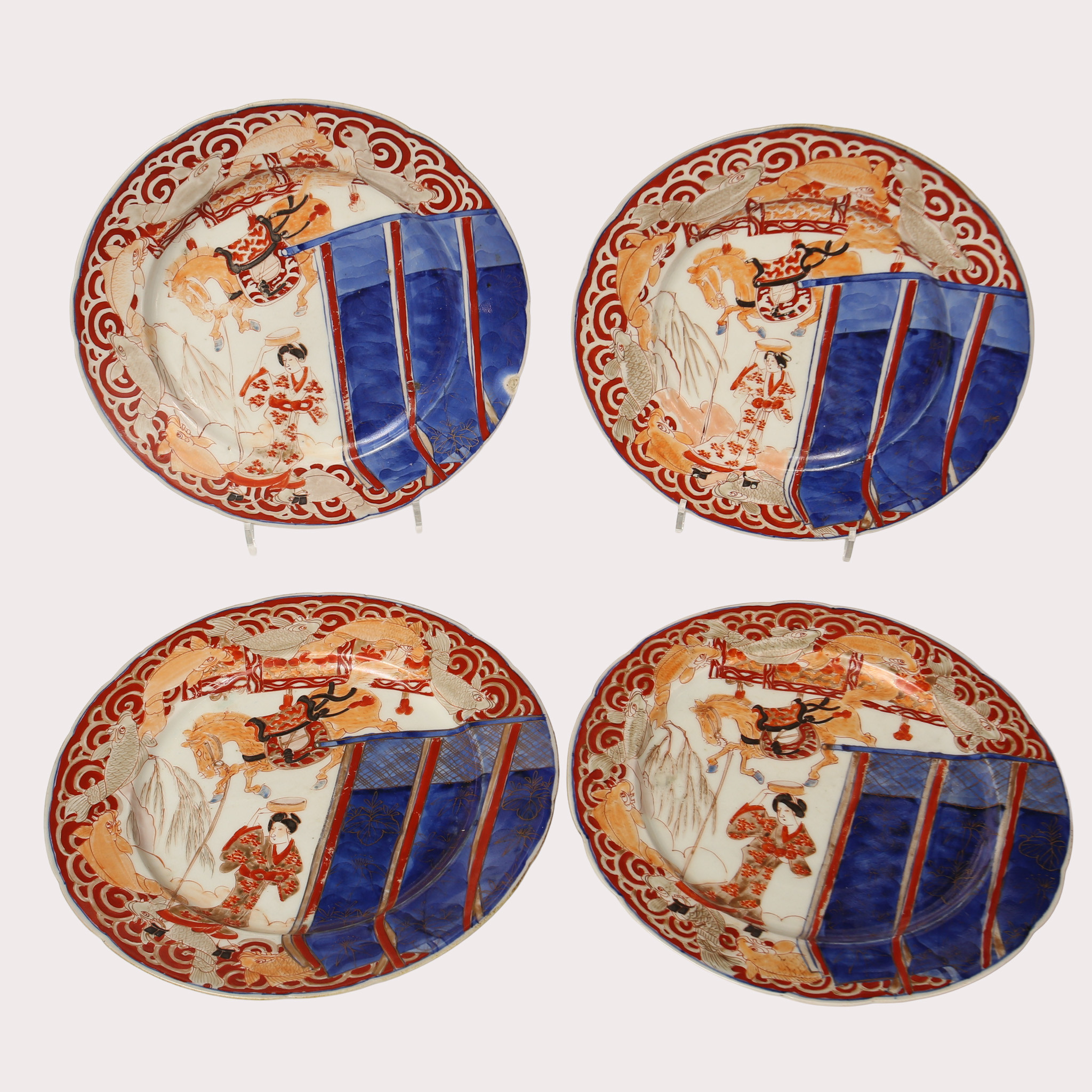 TALLRIKAR, 4 st., porslin, imari, häst, karpar, geisha, blått färgfält. Japan, Meiji (1868-1912).