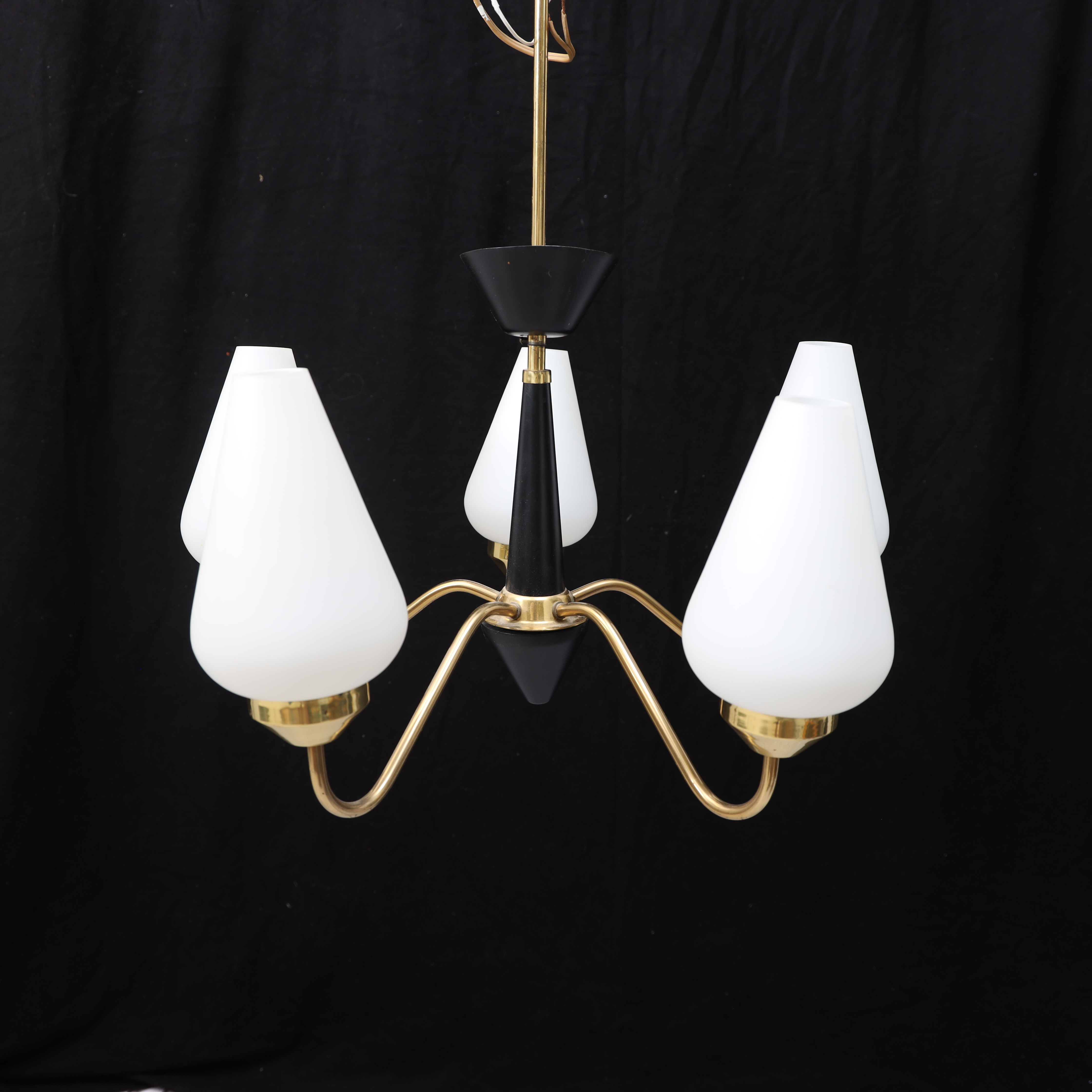 TAKLAMPA, 1950-1960-tal, svartlackad metall och mässing. Kupor av vittonat glas. 5 ljuspunkter.
