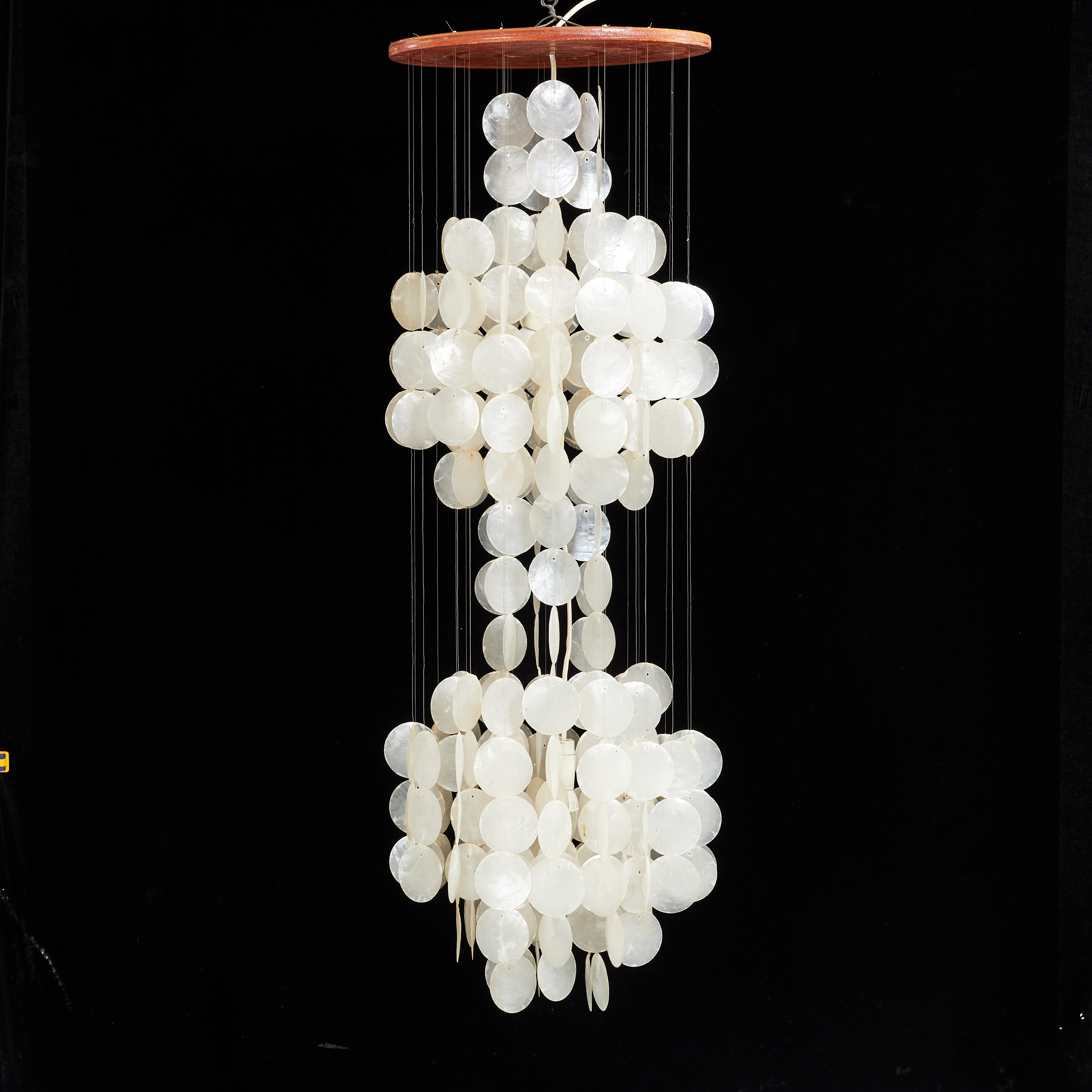 TAKLAMPA, plafond behängd med snäckskal, 1900-talets senare hälft.