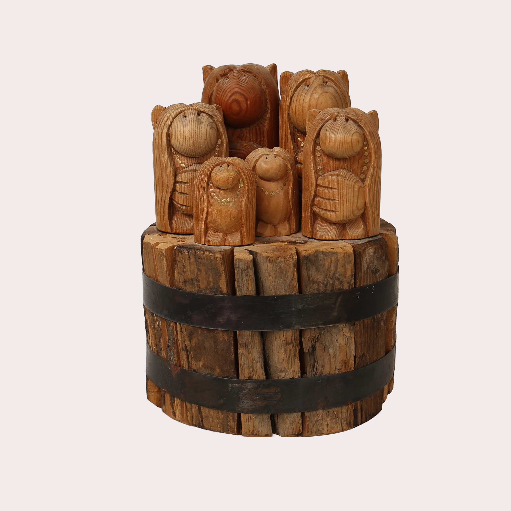 SKULPTUR, Trollfamilj på trästubbe, osignerad.