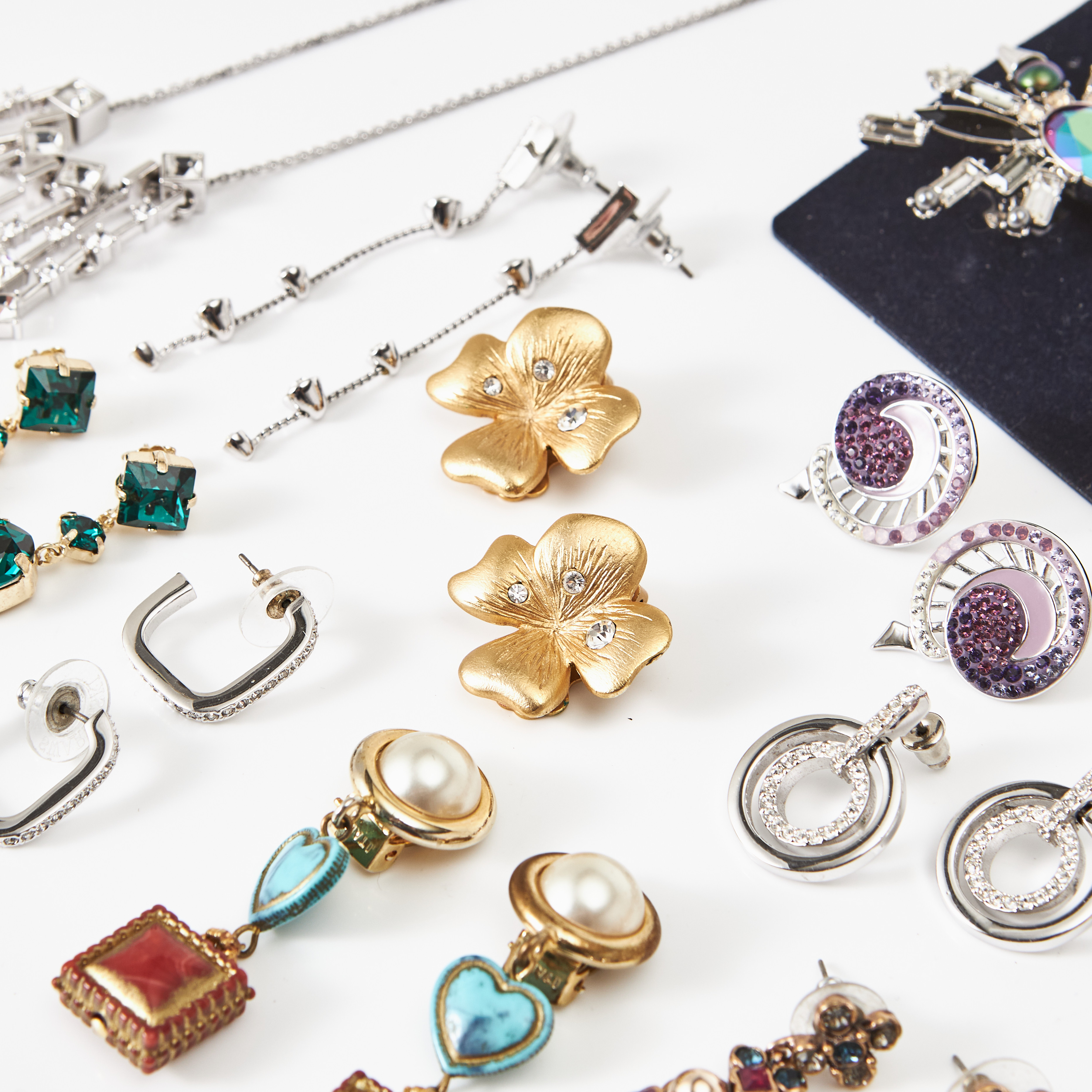 COSTUME JEWELLERY, halsband, 2 st., örhängen och clips, 13 par, varav 1 par clips stämplade Guy Laroche, i form av blommor, delvis Swarovski, 1 par örhängen i förgyllt silver, dekor med korall, mussla, odlad sötvattenspärla, Made in Italy (Napoli).