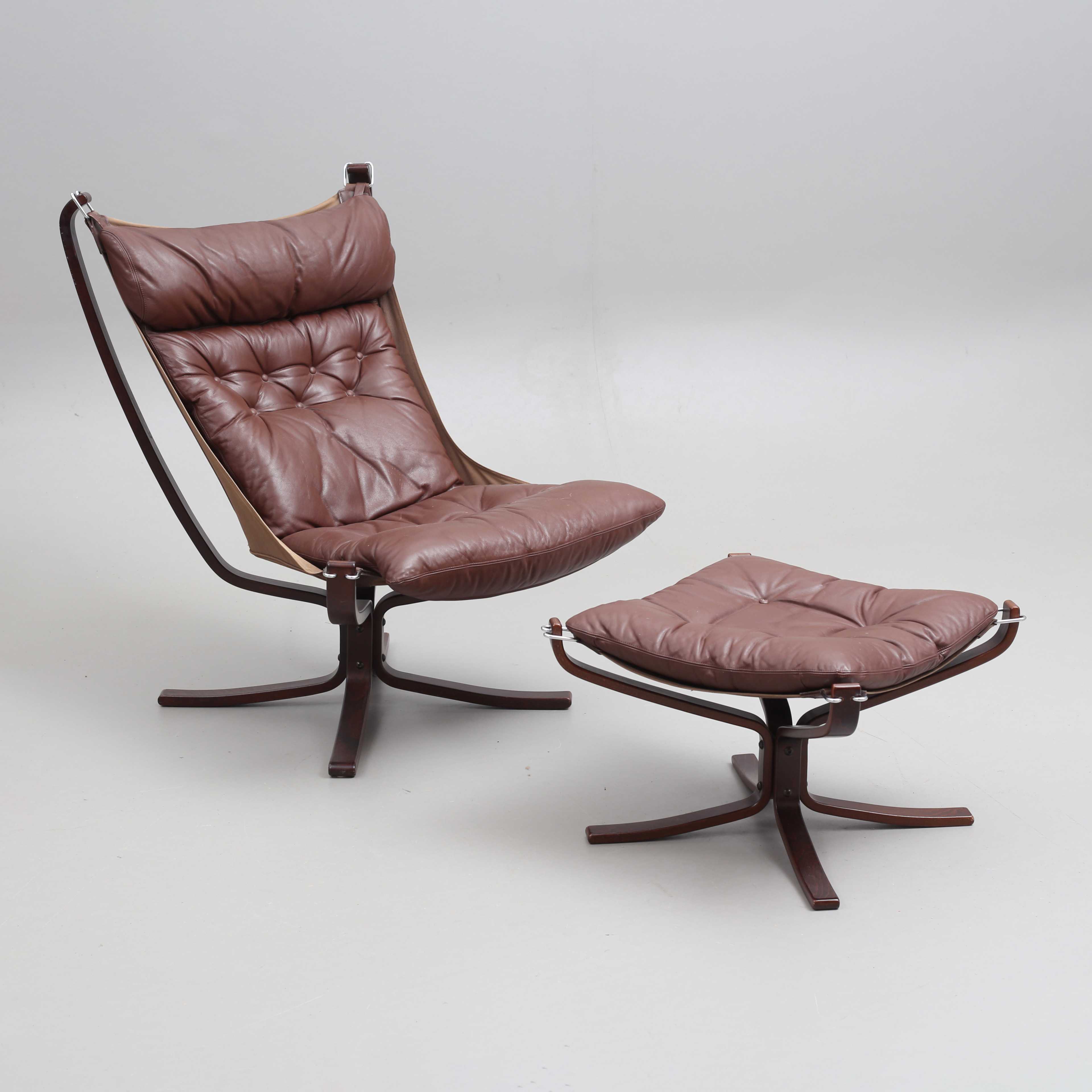 SIGURD RESSEL. Fåtölj samt fotpall, "Falcon chair", Vatne Möbler, Norge, 1970-tal.