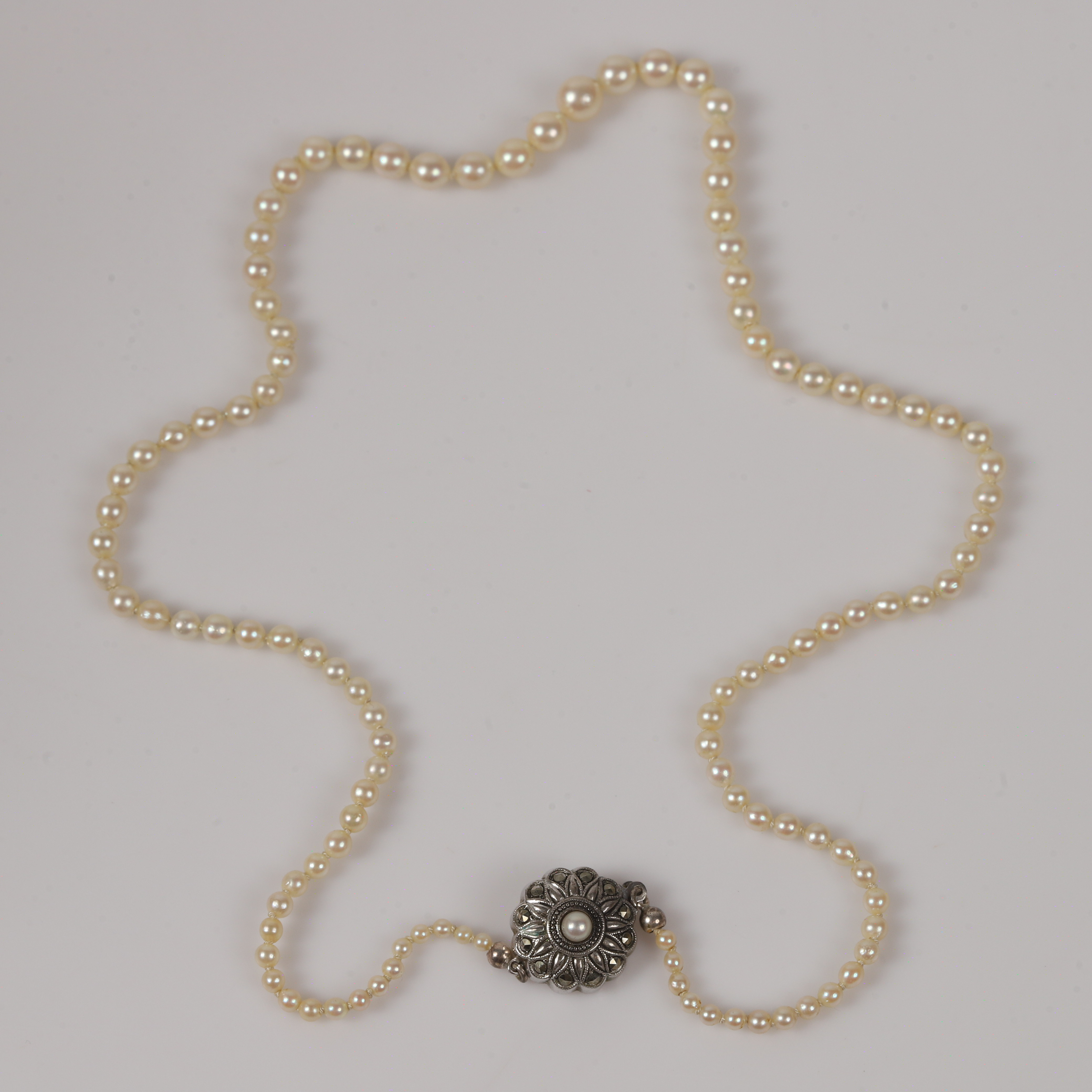 COLLIER, odlade pärlor med lås av silver.
