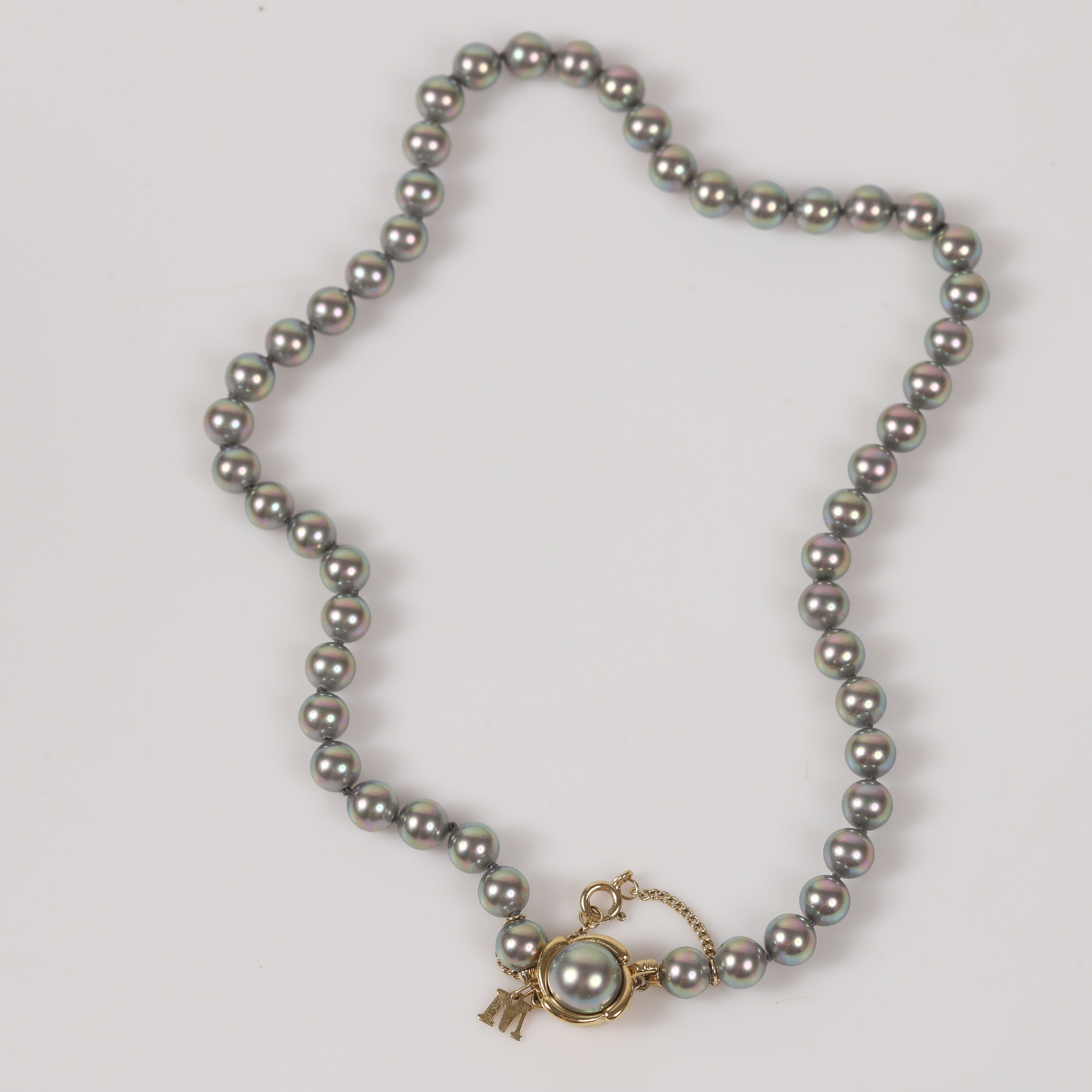 COLLIER, grå Majoricapärlor med lås av förgyllt sterlingsilver.