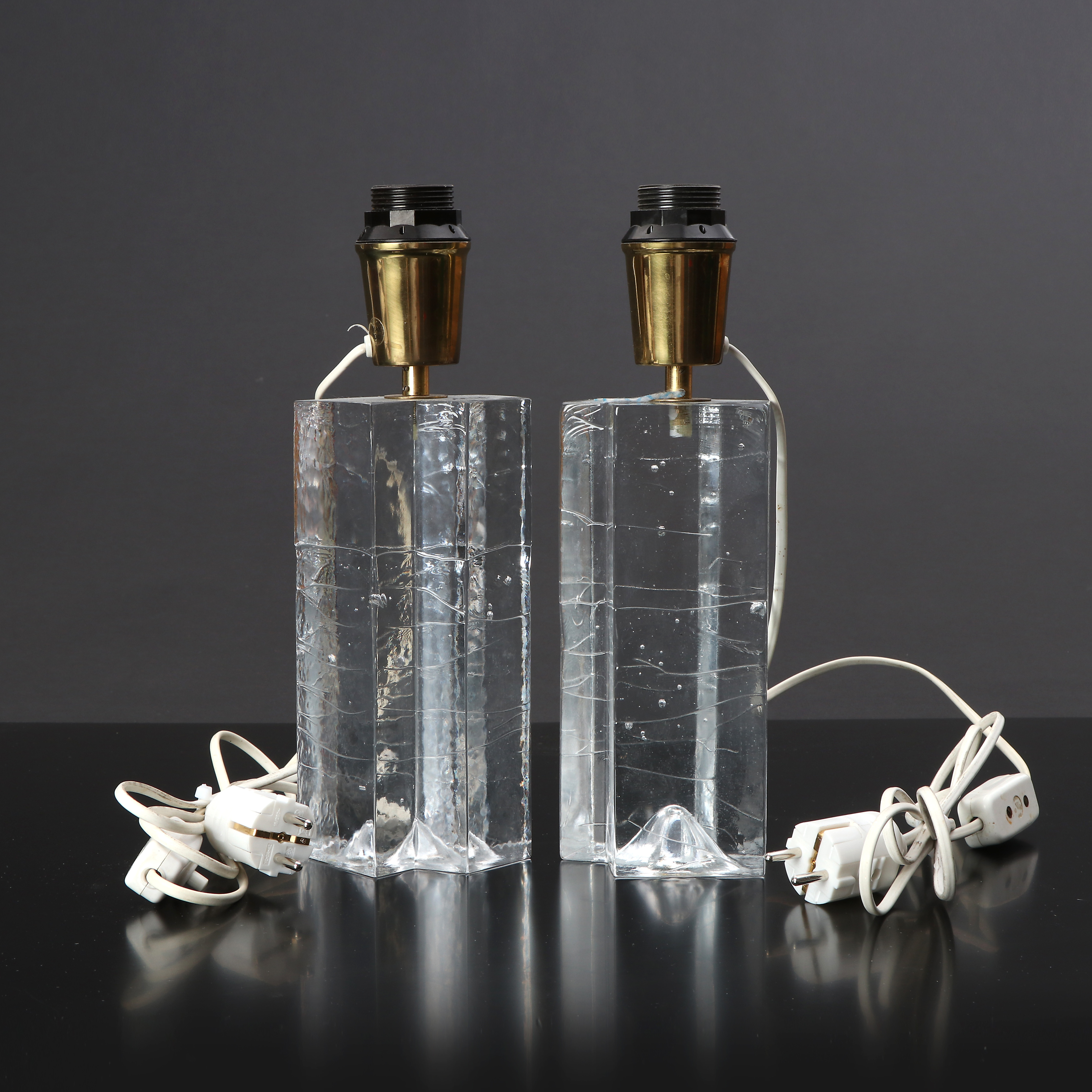 BORDSLAMPOR, ETT PAR. Glas och mässing. 1900-talets andra hälft. Omärkta.