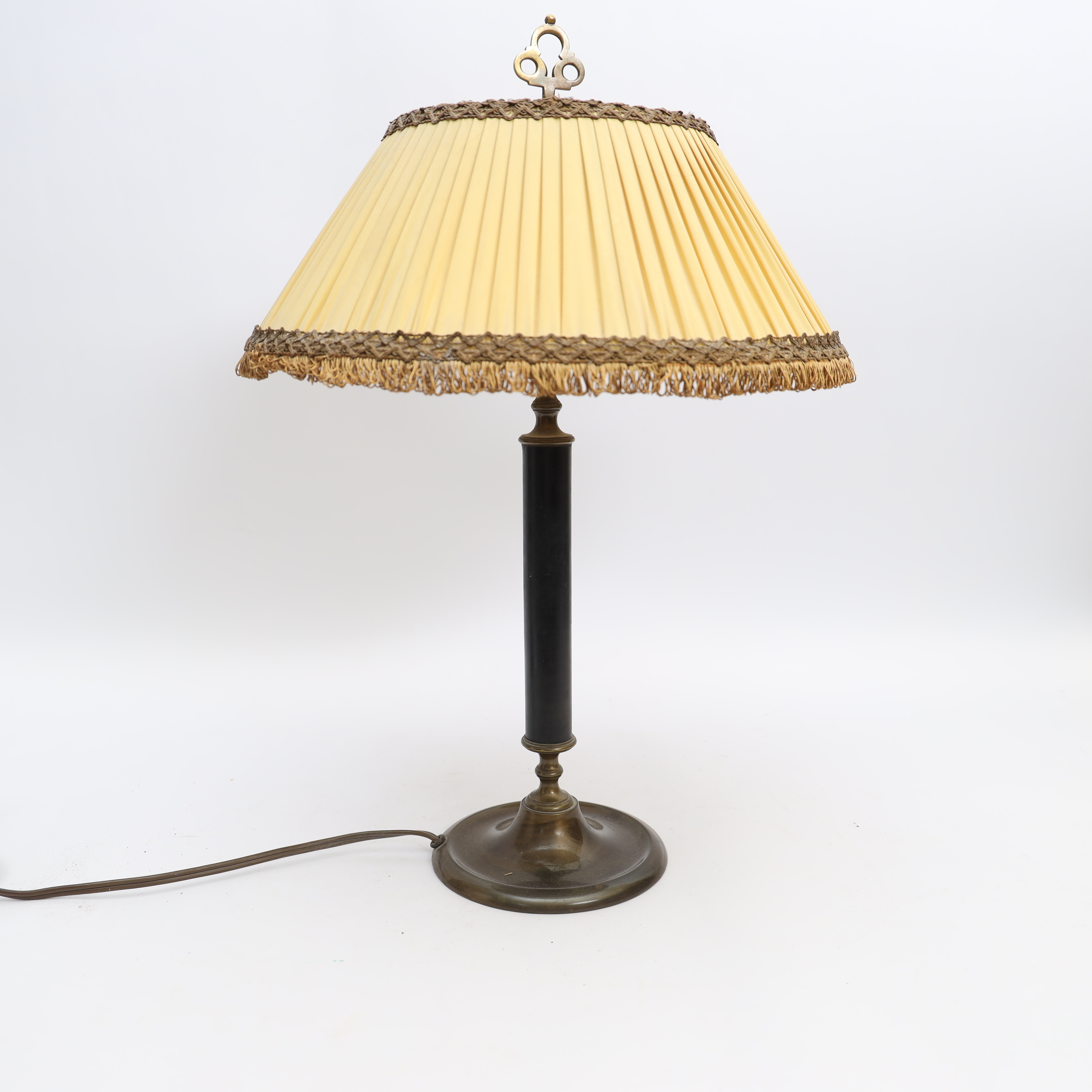 BORDSLAMPA, 1940-tal, swedish modern, mässing och svärtade detaljer, två ljuspunkter.