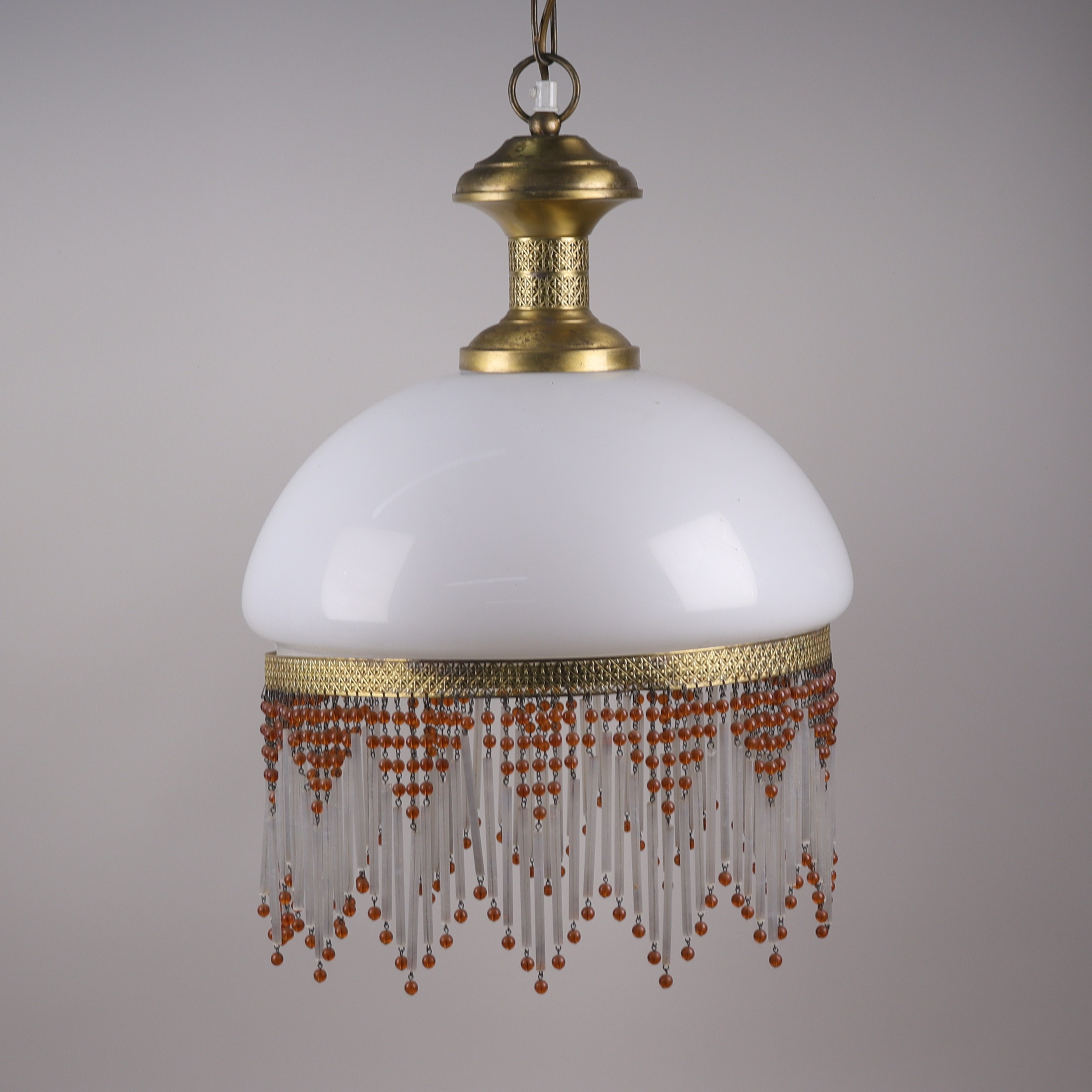 TAKLAMPA, glas och pärlor, 1900-tal.