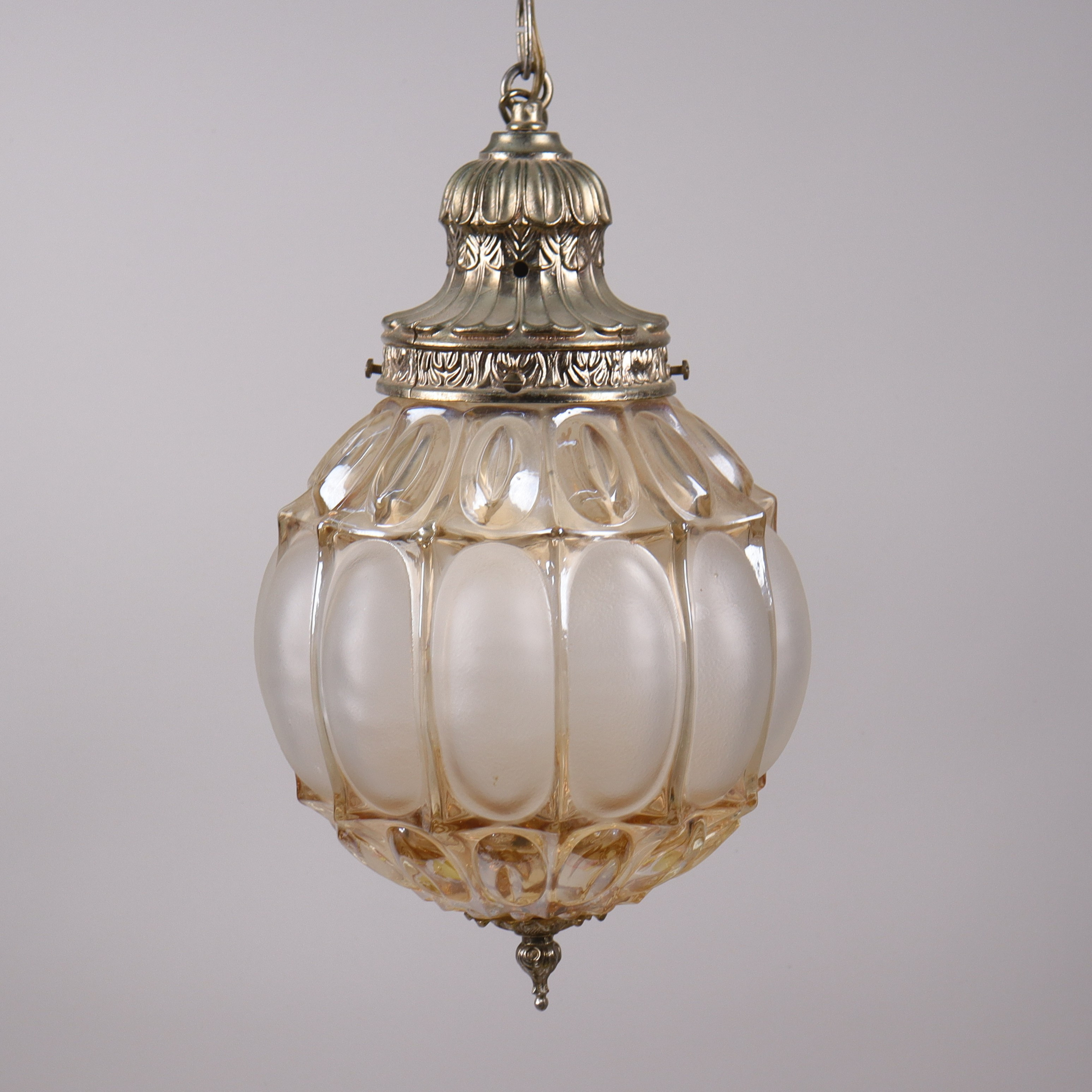 TAKLAMPA, glas och gulmetall, 1900-talets andra hälft.