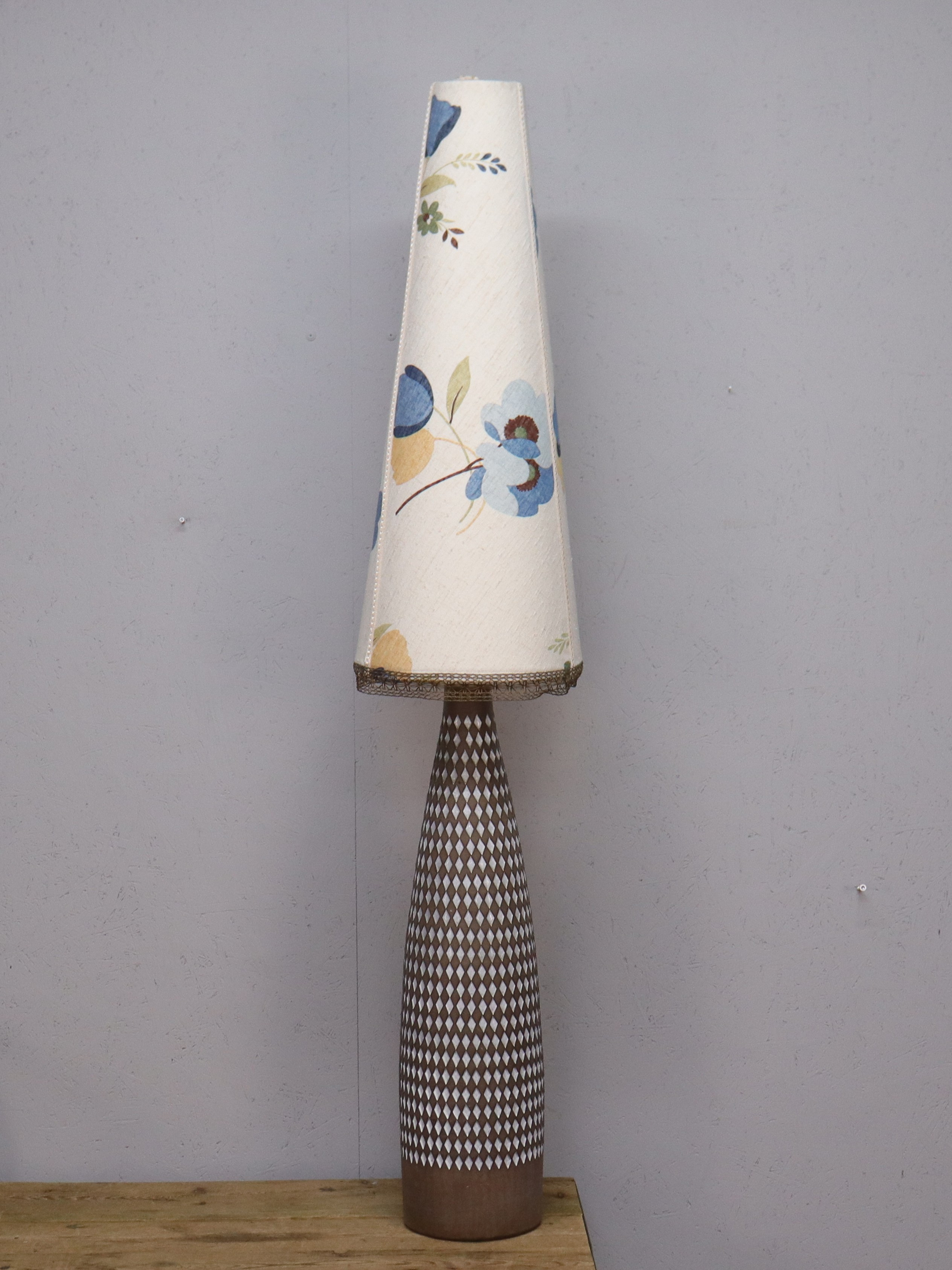 INGRID ATTERBERG. ”Pepita”, golvlampa, Upsala-Ekeby.