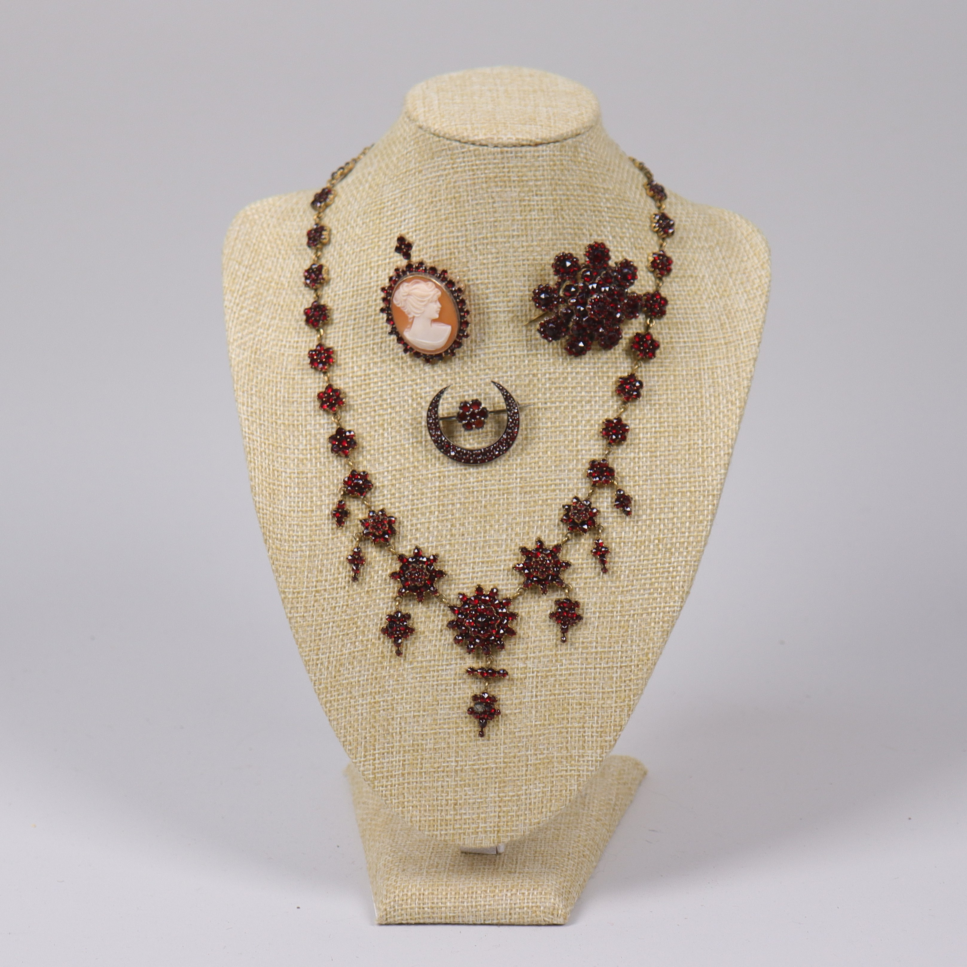 SMYCKEN med röda granater halsband samt broscher, 1800/1900-tal, 4 delar.