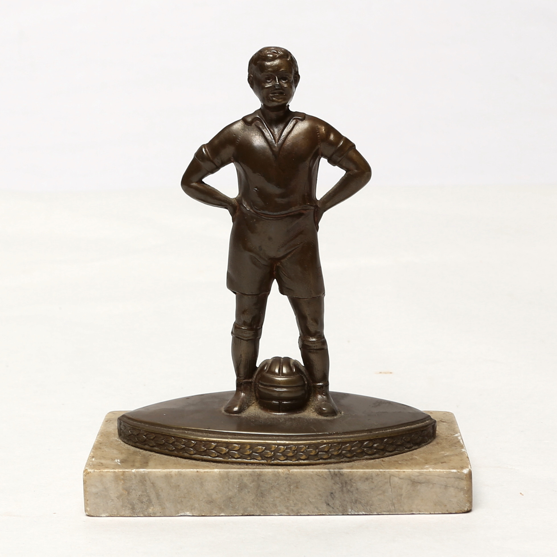 MINISKULPTUR, brons/sten, fotbollsspelare, 1940-tal.