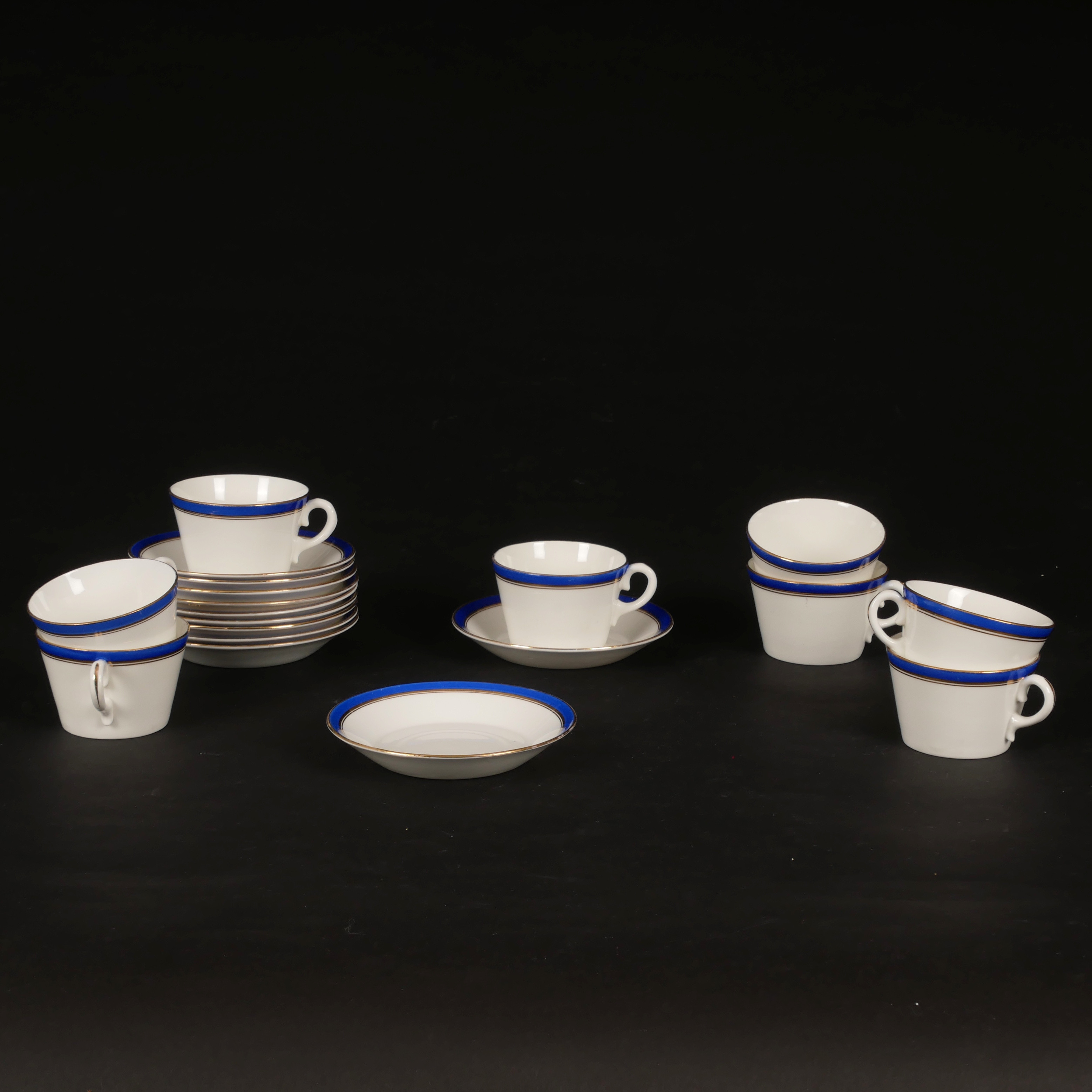 KAFFEKOPPAR MED FAT, 18 st, koboltblå dekor, porslin, Gustavsberg, 1900-talets första hälft.