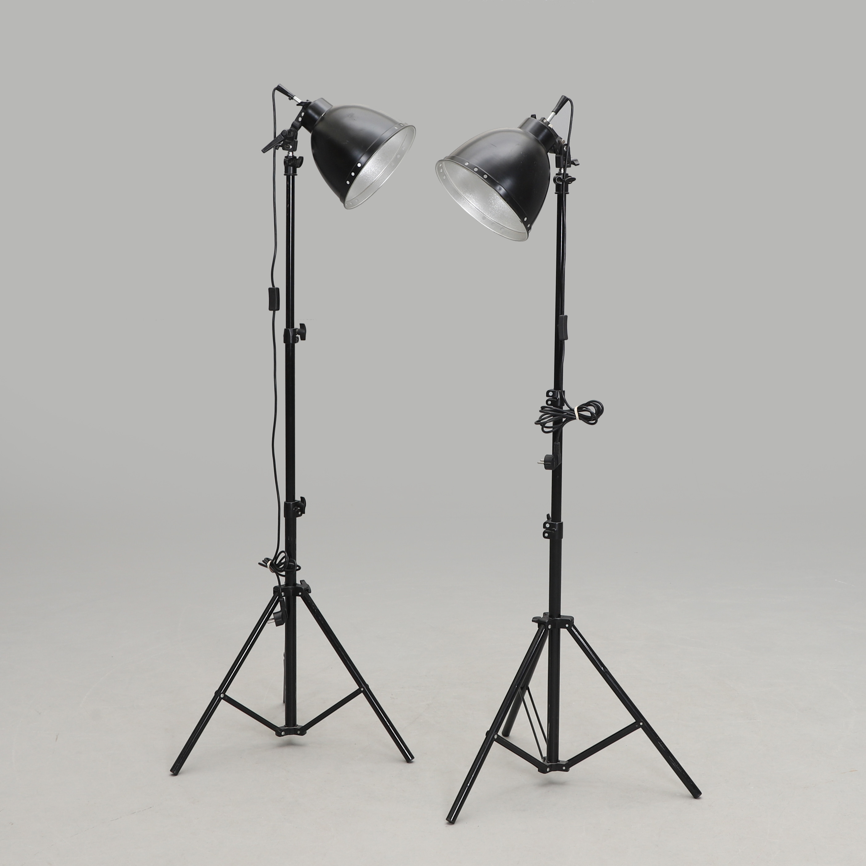 GOLV- / STUDIOLAMPOR, ett par, 1900/2000-tal.